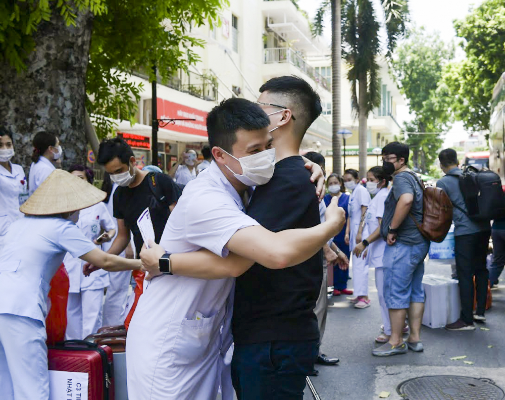 Ph&uacute;t chia tay của c&aacute;c y b&aacute;c sỹ Bệnh viện Bạch Mai chi viện cho TP Hồ Ch&iacute; Minh với người th&acirc;n v&agrave; đồng nghiệp.