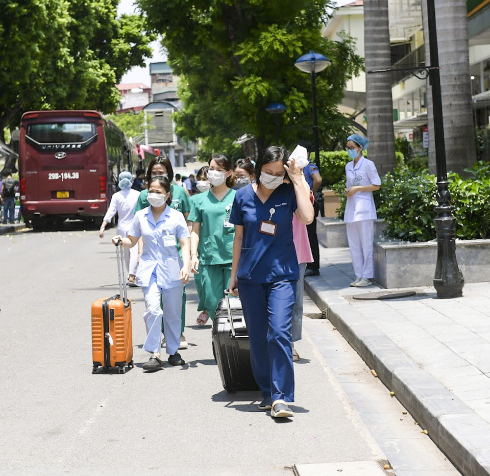 Vị Ph&oacute; gi&aacute;m đốc Bệnh viện cho biết th&ecirc;m: &ldquo;Thời gian tới, khi miền Nam l&ecirc;n tiếng cần gi&uacute;p đỡ, Bệnh viện Bạch Mai sẽ tiếp tục đ&aacute;p lời. Rất nhiều c&aacute;nh tay của c&aacute;c y, b&aacute;c sĩ của bệnh viện đ&atilde; giơ l&ecirc;n sẵn s&agrave;ng l&ecirc;n đường, miền Nam cần ch&uacute;ng t&ocirc;i sẽ tiếp tục cử th&ecirc;m c&aacute;c y b&aacute;c sĩ v&agrave;o&rdquo;