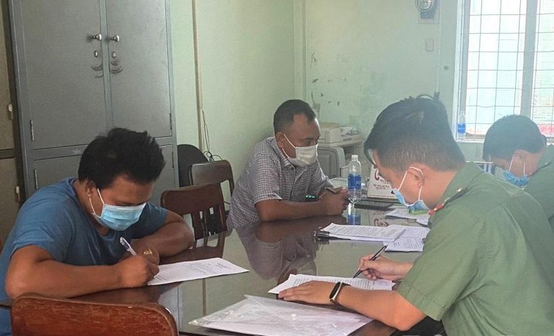 Tài xế xe cứu thương làm việc tại cơ quan chức năng - Ảnh: Công an cung cấp