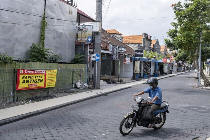 Indonesia gia hạn lệnh phong tỏa khi số ca tử vong v&igrave; COVID-19 li&ecirc;n tục lập kỷ lục.