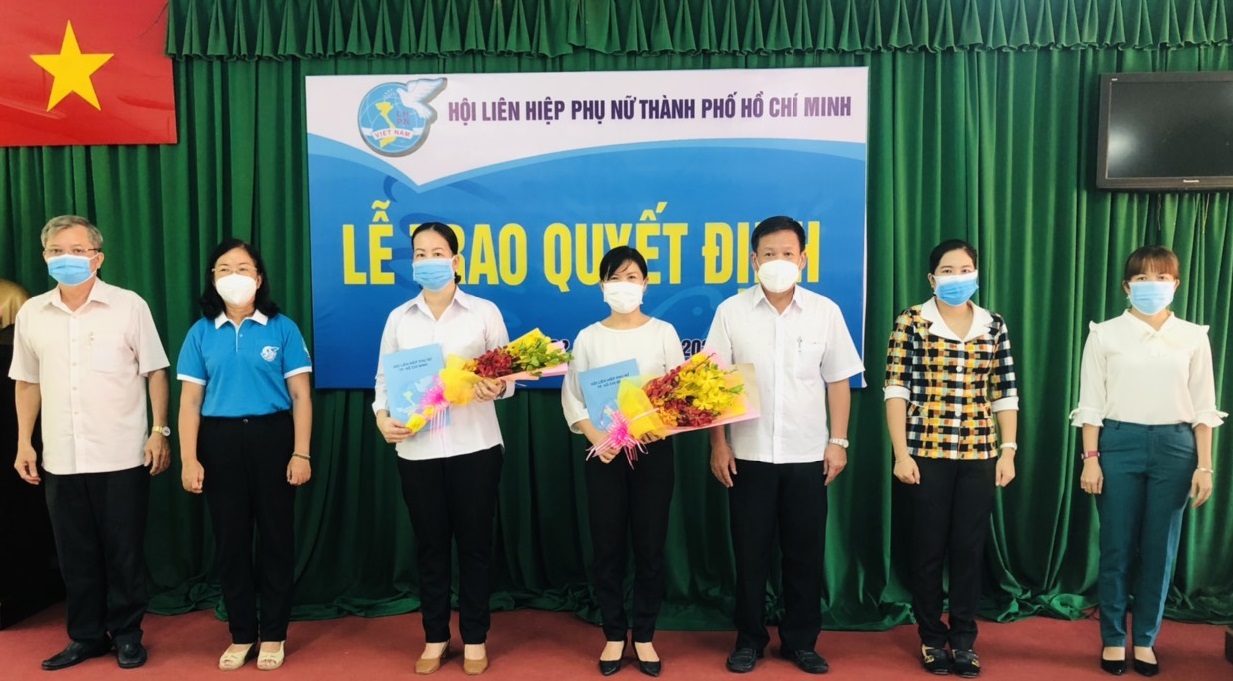 B&agrave; Đỗ Thị Ch&aacute;nh &ndash; Ph&oacute; Chủ tịch Hội LHPN TPHCM v&agrave; l&atilde;nh đạo huyện Củ Chi ch&uacute;c mừng Hội LHPN huyện Củ Chi c&oacute; T&acirc;n Chủ tịch v&agrave; Ph&oacute; Chủ tịch mới.