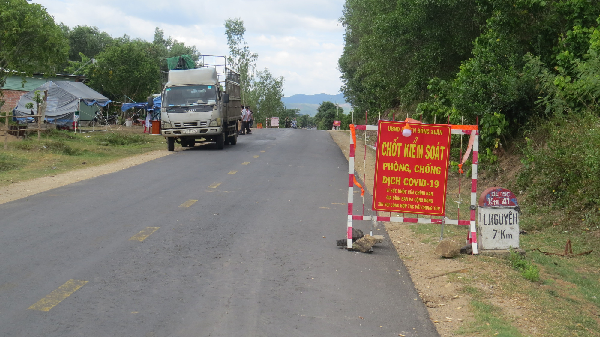 Chốt chặn kiểm dịch COVID-19 tr&ecirc;n quốc lộ 19C, khu vực gi&aacute;p ranh tỉnh Ph&uacute; Y&ecirc;n, B&igrave;nh Định
