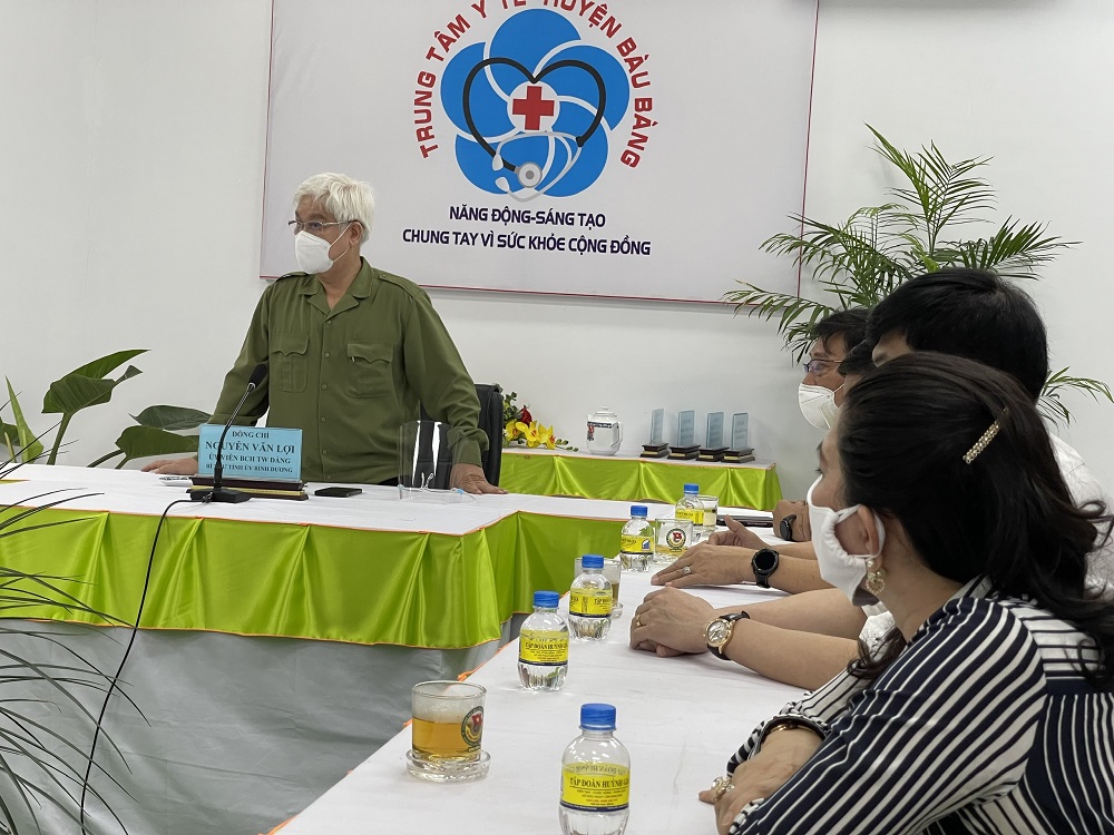 B&iacute; thư Tỉnh ủy B&igrave;nh Dương &ocirc;ng Nguyễn Văn Lợi khen ngợi sự đ&oacute;ng g&oacute;p c&oacute; &yacute; nghĩa của Tập đo&agrave;n địa ốc Kim Oanh - Ảnh: Đức Li&ecirc;n