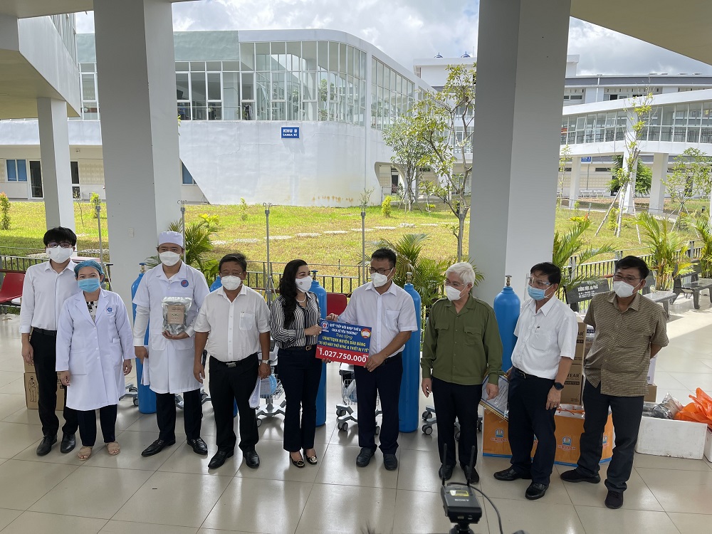 10 hệ thống m&aacute;y trợ thở được trao tặng hai huyện B&agrave;u B&agrave;ng v&agrave; Dầu Tiếng - Ảnh: Đức Li&ecirc;n
