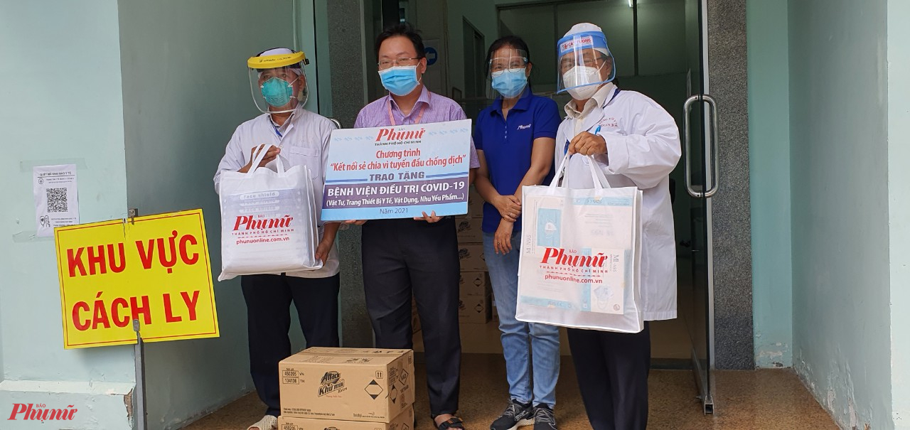 B&aacute;o Phụ nữ TPHCM tặng vật tư, thiết bị y tế đến Trung t&acirc;m y tế Q.3