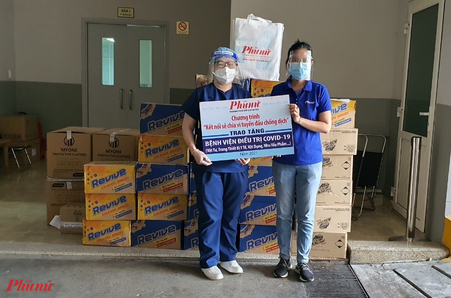 B&aacute;o Phụ nữ TPHCM tặng qu&agrave; đến Bệnh vi&ecirc;n Đa khoa Nam S&agrave;i G&ograve;n 