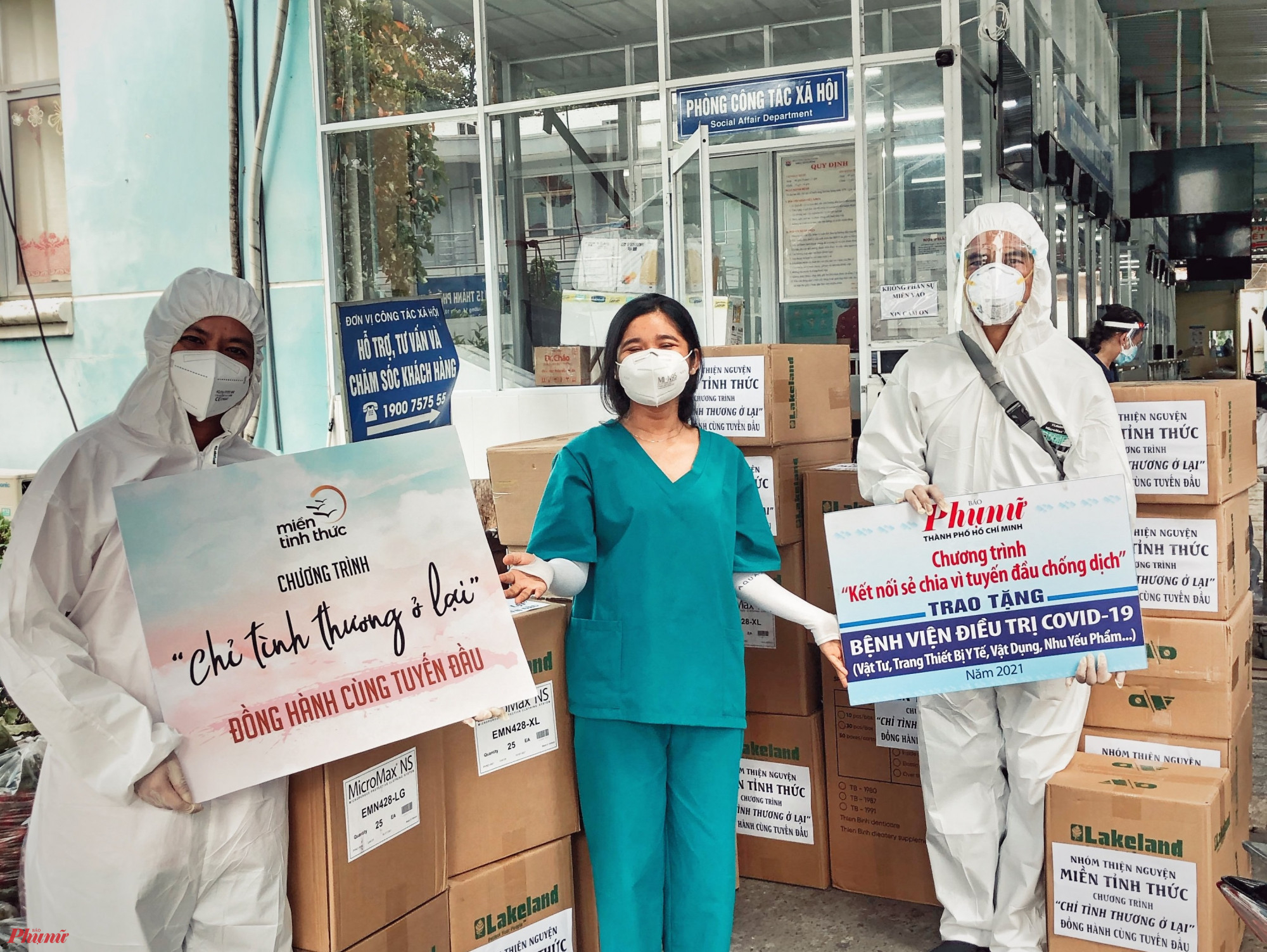 Trao tặng vật tư, thiết bị  y tế tại bệnh viện Trưng Vương 