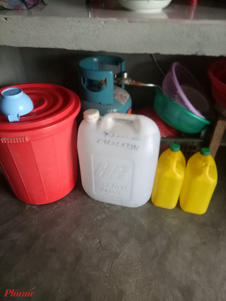 B&agrave; con trũ nước s&aacute;ch lấy từ khe suối
