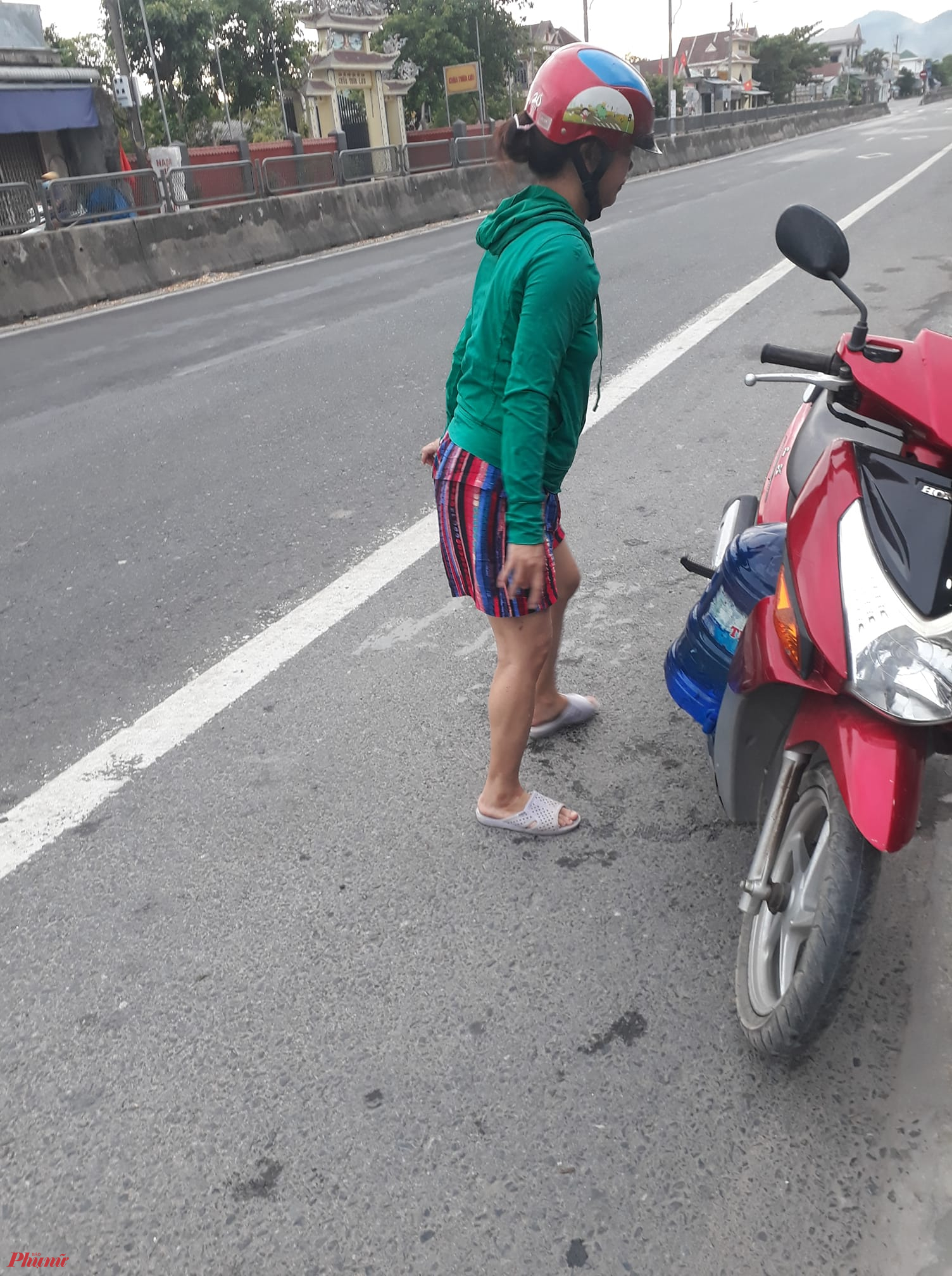 Trong ng&agrave;y 2/8 nhiều b&agrave; con ở x&atilde; Lộc Tiến phải đi mua nước  về d&ugrave;ng