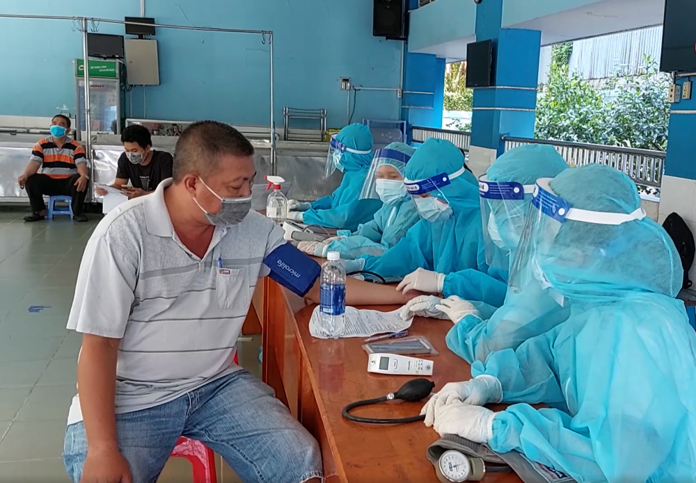  quận T&acirc;n Ph&uacute; c&oacute; thể nghi&ecirc;n cứu triển khai việc ti&ecirc;m vaccine cho người d&acirc;n sau 18 giờ. Trong qu&aacute; tr&igrave;nh triển khai ti&ecirc;m vaccine phải đảm bảo an to&agrave;n, thực hiện tốt c&aacute;c quy định về ph&ograve;ng chống dịch Covid-19.