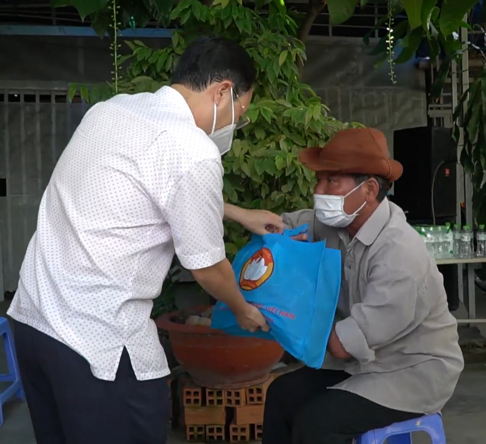 B&iacute; thư Th&agrave;nh ủy Thủ Đức Nguyễn Văn Hiếu trao qu&agrave; v&agrave; động vi&ecirc;n người d&acirc;n c&ugrave;ng TP vượt kh&oacute; chống dịch.