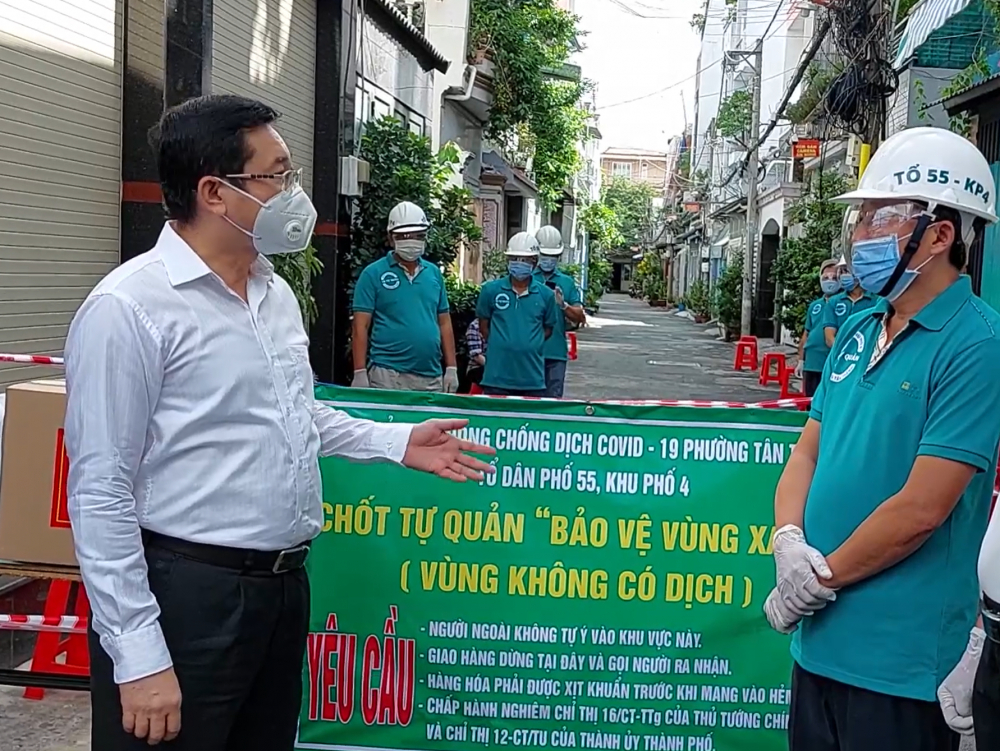 Chủ nhiệm Ủy ban Kiểm tra Th&agrave;nh ủy TPHCM Dương Ngọc Hải động vi&ecirc;n c&aacute;c lực lượng bảo vệ v&ugrave;ng xanh ở quận T&acirc;n Ph&uacute;.