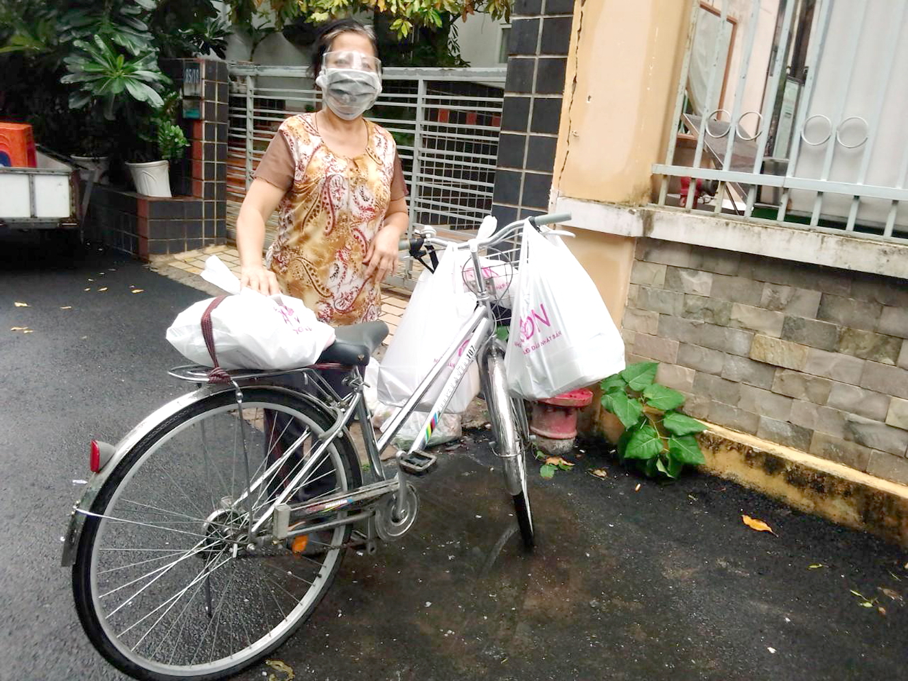 Chị Dương Thị Kim Cúc làm shipper đi chợ giúp dân bằng chiếc xe đạp
