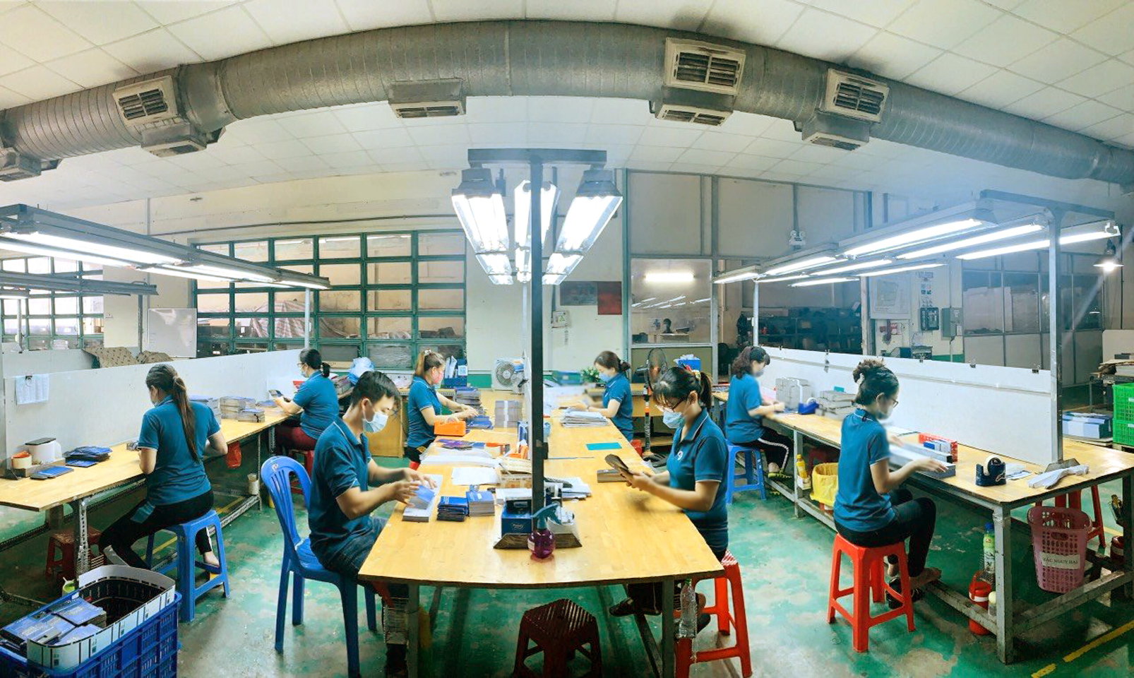 C&aacute;c doanh nghiệp sản xuất theo m&ocirc; h&igrave;nh &ldquo;ba tại chỗ&rdquo; đang gặp rất nhiều kh&oacute; khăn (C&ocirc;ng ty 3D Hub Global tổ chức cho c&ocirc;ng nh&acirc;n ăn nghỉ, l&agrave;m việc tại c&ocirc;ng ty) - Ảnh: N.CẨM