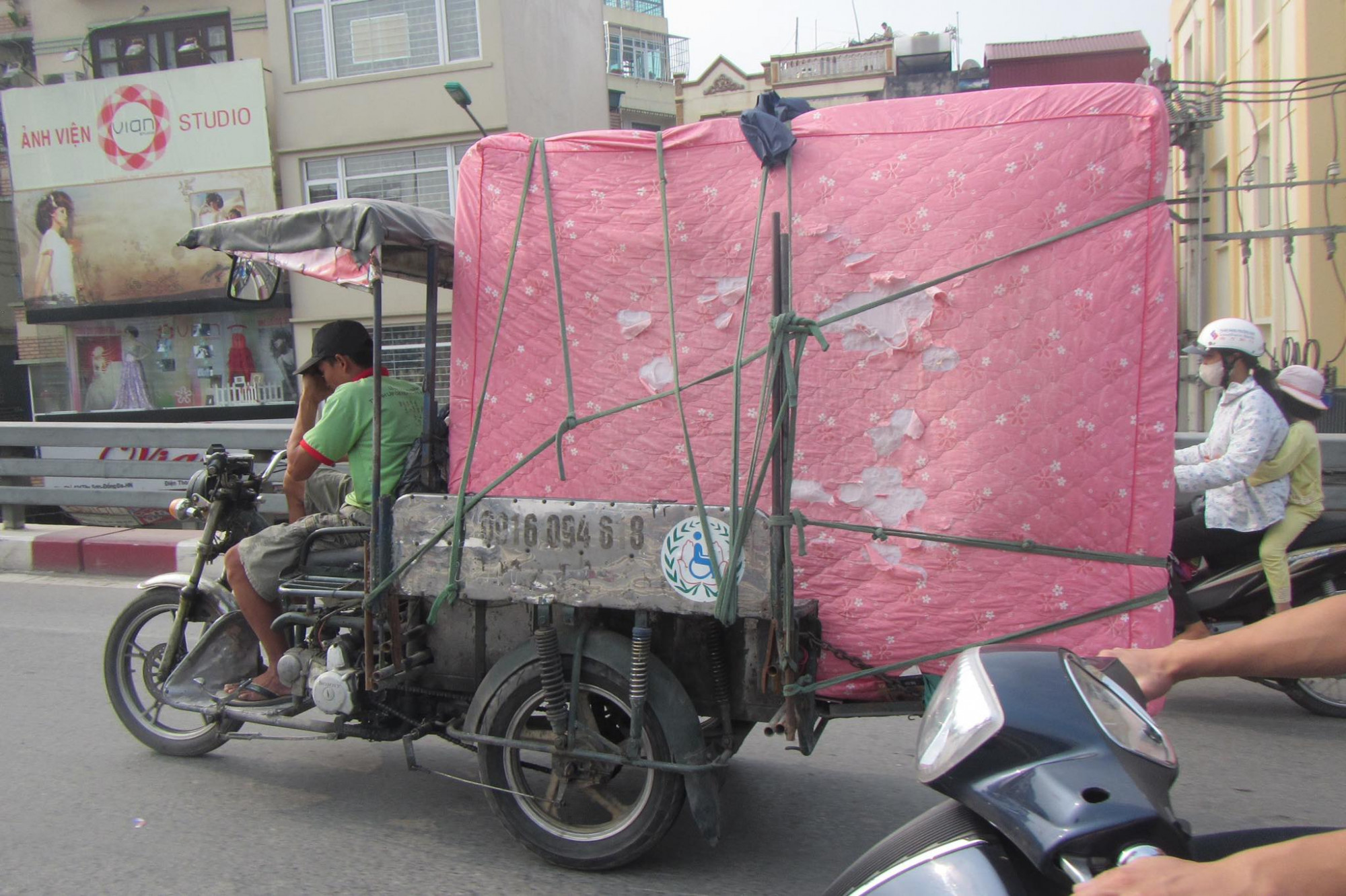  H&agrave; Nội sẽ phối hợp với đại l&yacute; bảo dưỡng của c&aacute;c h&atilde;ng xe tr&ecirc;n địa b&agrave;n để kiểm tra kh&iacute; thải đối với khoảng 5.000 xe m&aacute;y cũ ngẫu nhi&ecirc;n để c&oacute; kế hoạch bảo vệ m&ocirc;i trường.
