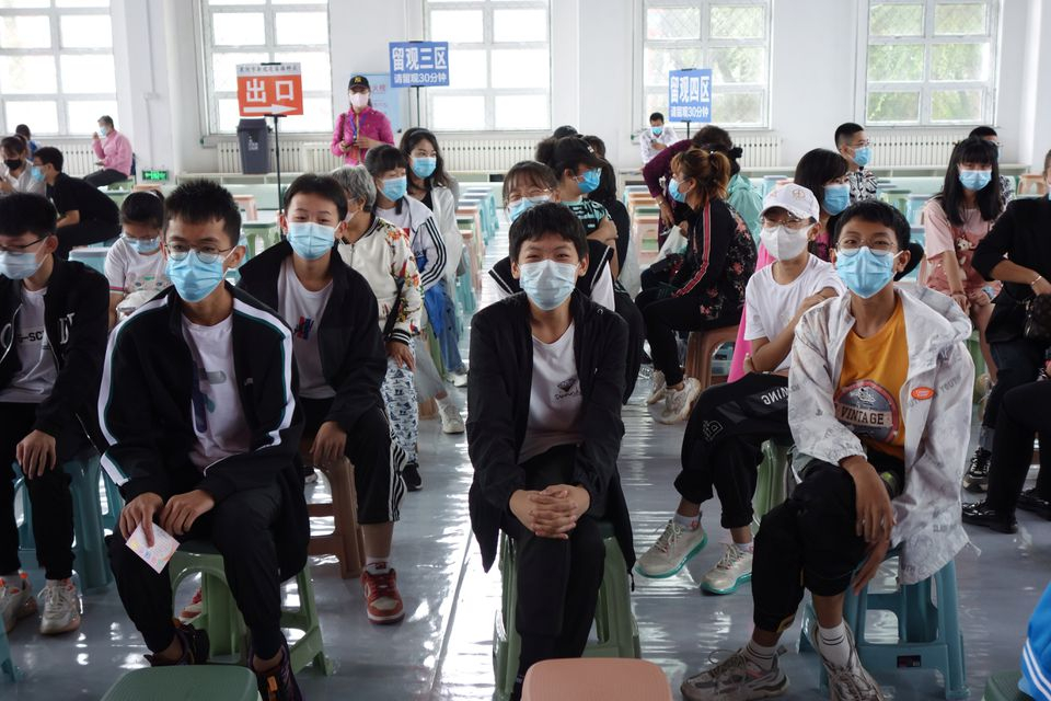 Trẻ em từ 12-14 tuổi chờ ti&ecirc;m vắc xin COVID-19 tại một địa điểm ti&ecirc;m chủng ở th&agrave;nh phố Hắc H&agrave;, tỉnh Hắc Long Giang, Trung Quốc. Ảnh chụp ng&agrave;y 3/8/2021 - Ảnh: Reuters/China Daily