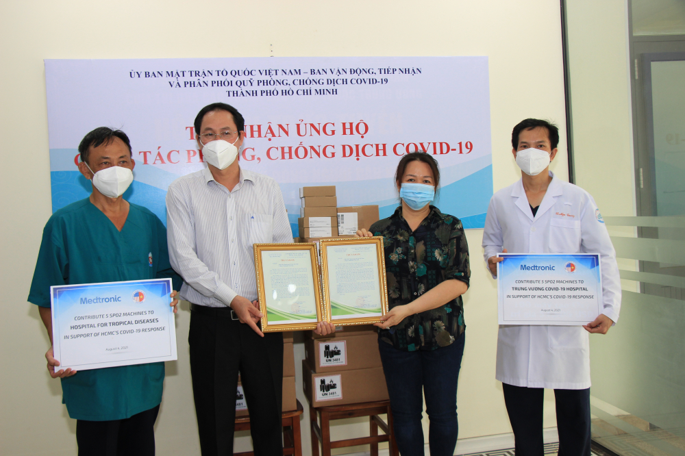 tiếp nhận 10 m&aacute;y đo bảo h&ograve;a oxy để b&agrave;n với tổng trị gi&aacute; 420 triệu đồng do Hiệp hội Thương mại Mỹ tại Việt Nam (AmCham Việt Nam)