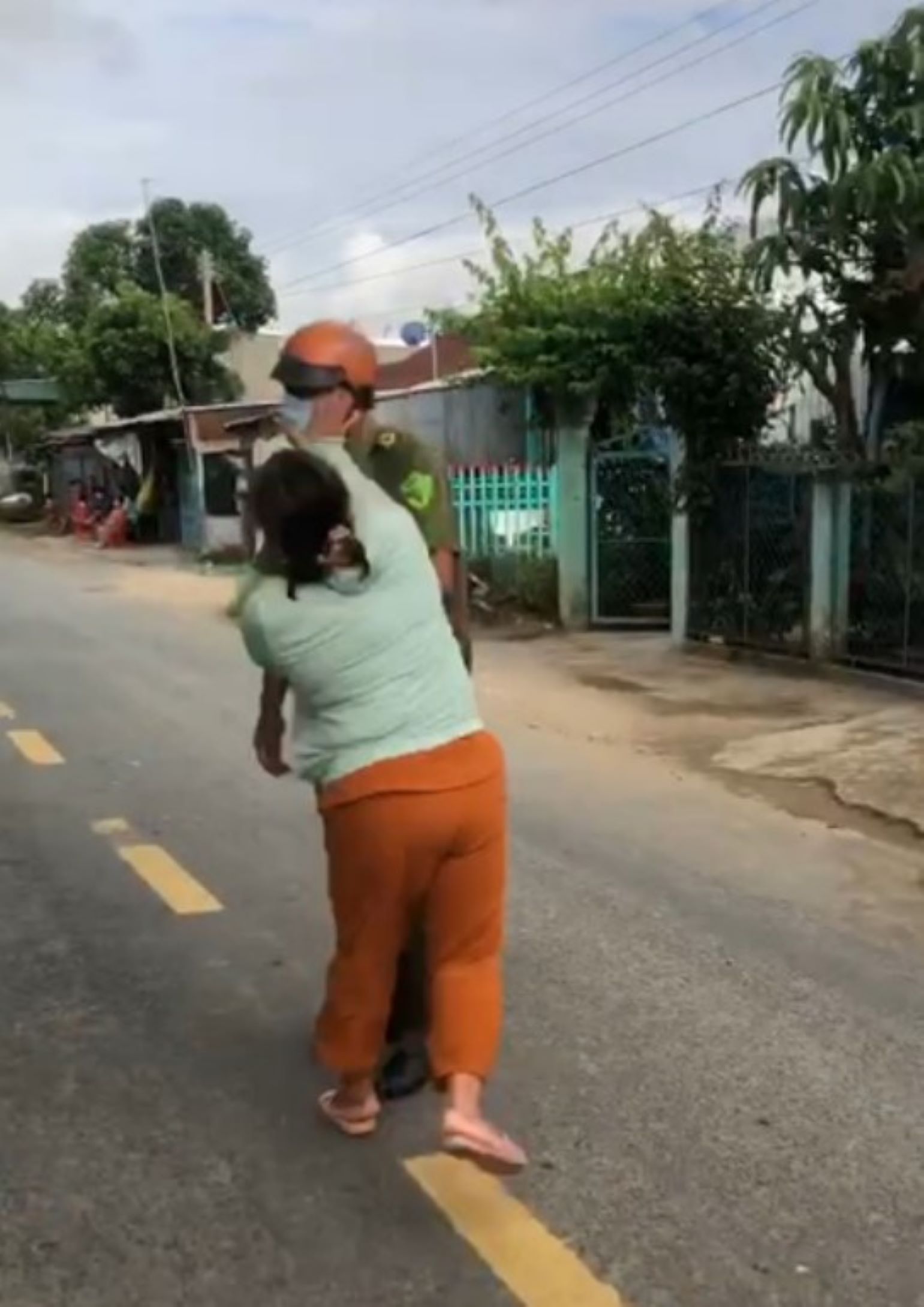 B&agrave; Tuyền c&oacute; h&agrave;nh vi đ&aacute;nh c&ocirc;ng an vi&ecirc;n - (Ảnh: cơ quan c&ocirc;ng an cung cấp)