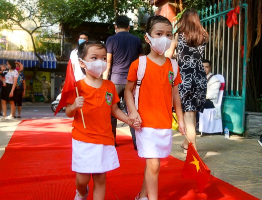 Học sinh trường Mầm non được c&ocirc; gi&aacute;o đ&oacute;n từ cổng trong lễ khai giảng