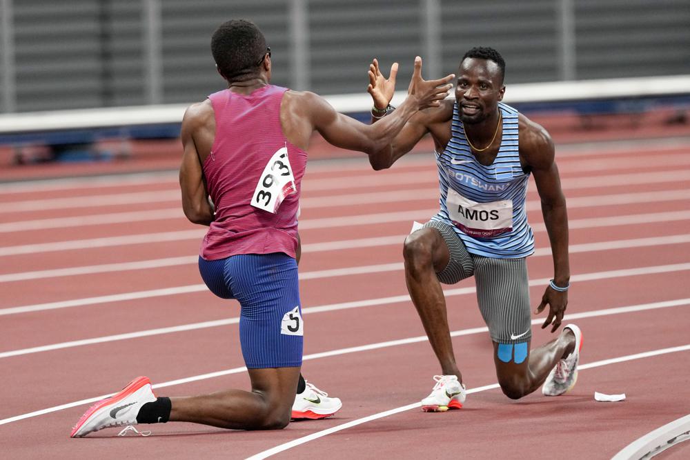 Isaiah Jewett (Mỹ) v&agrave; Nijel Amos (Botswana) bắt tay nhau sau khi ng&atilde; ở trận b&aacute;n kết 800m nam ng&agrave;y 1/8. Ảnh: AP
