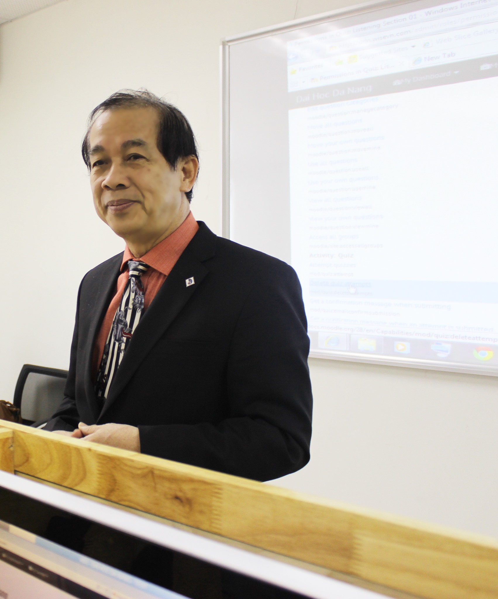 PGS-TS Phan Văn H&ograve;a - nguy&ecirc;n Hiệu trưởng Trường ĐH Ngoại ngữ - ĐH Đ&agrave; Nẵng, Ủy vi&ecirc;n thường vụ Hội Ng&ocirc;n ngữ học Việt Nam - Ảnh: HUTECH