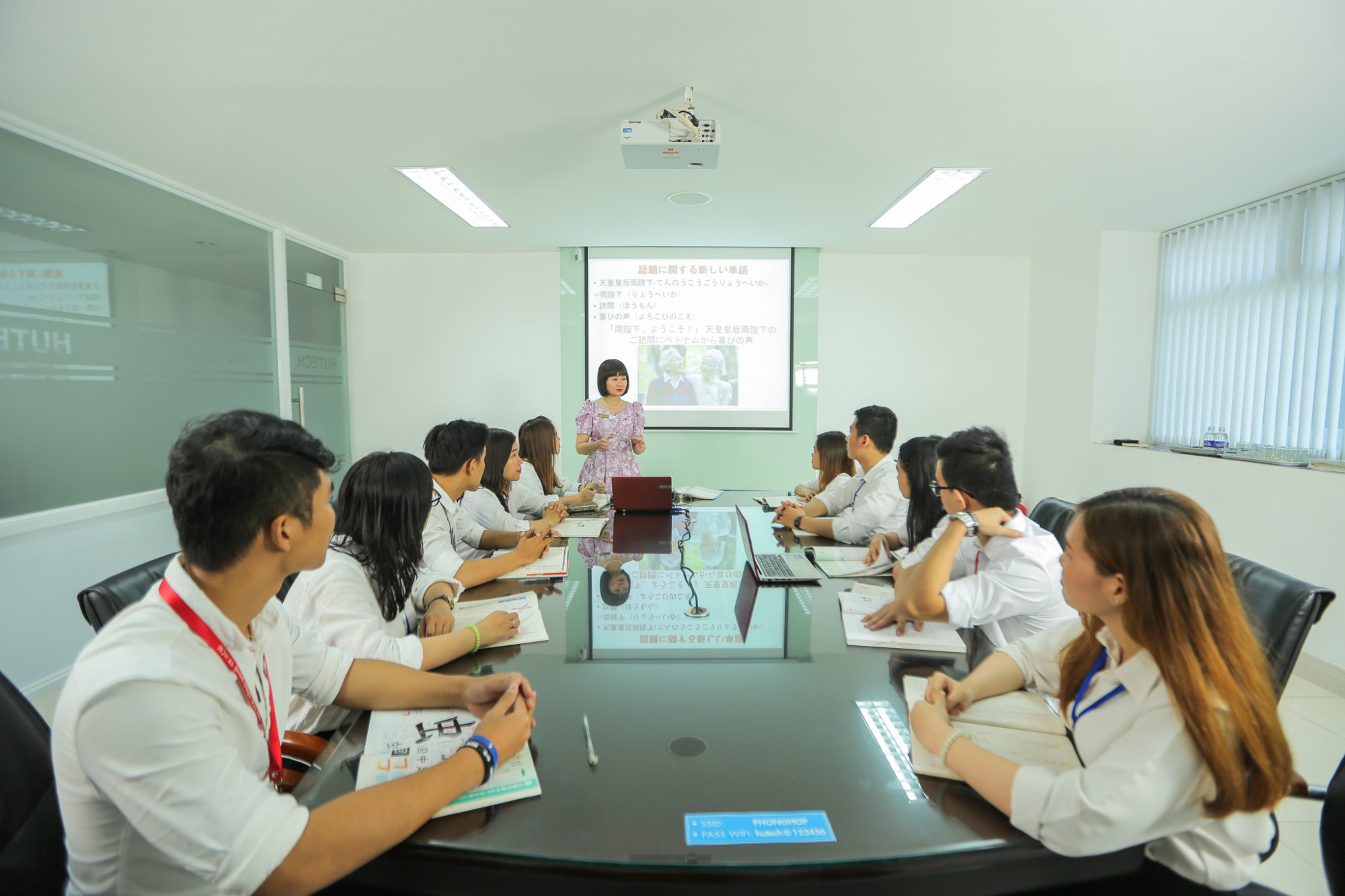 Đ&agrave;o tạo ngoại ngữ - một định hướng đ&agrave;o tạo c&ocirc;ng d&acirc;n to&agrave;n cầu - Ảnh: HUTECH