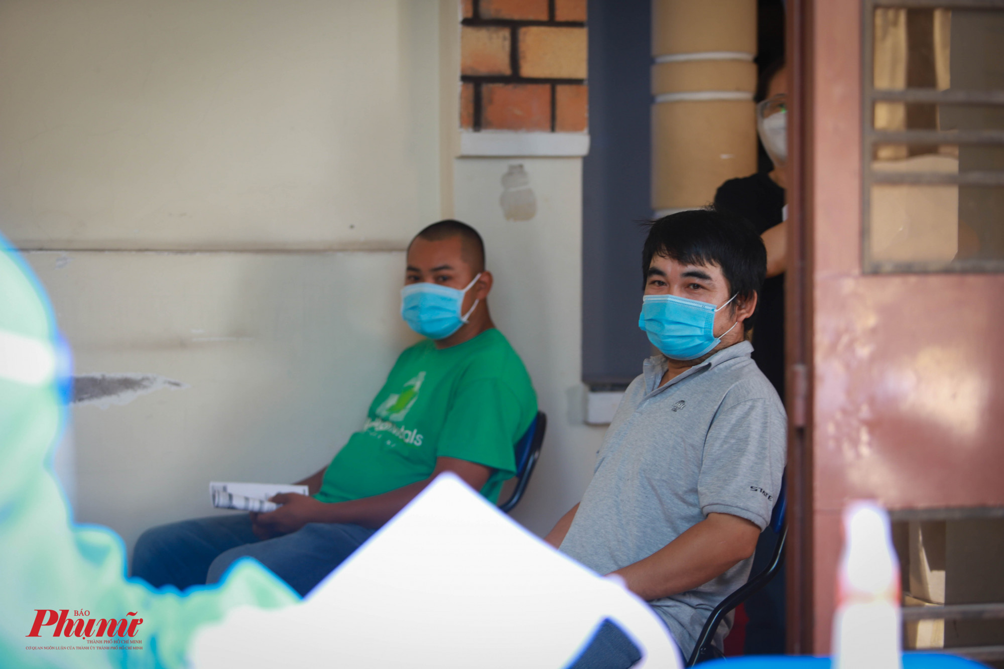 Sau khi ti&ecirc;m, người d&acirc;n được bố tr&iacute; ph&ograve;ng chờ sau ti&ecirc;m, thời gian nghỉ ngơi l&agrave; 30 ph&uacute;t