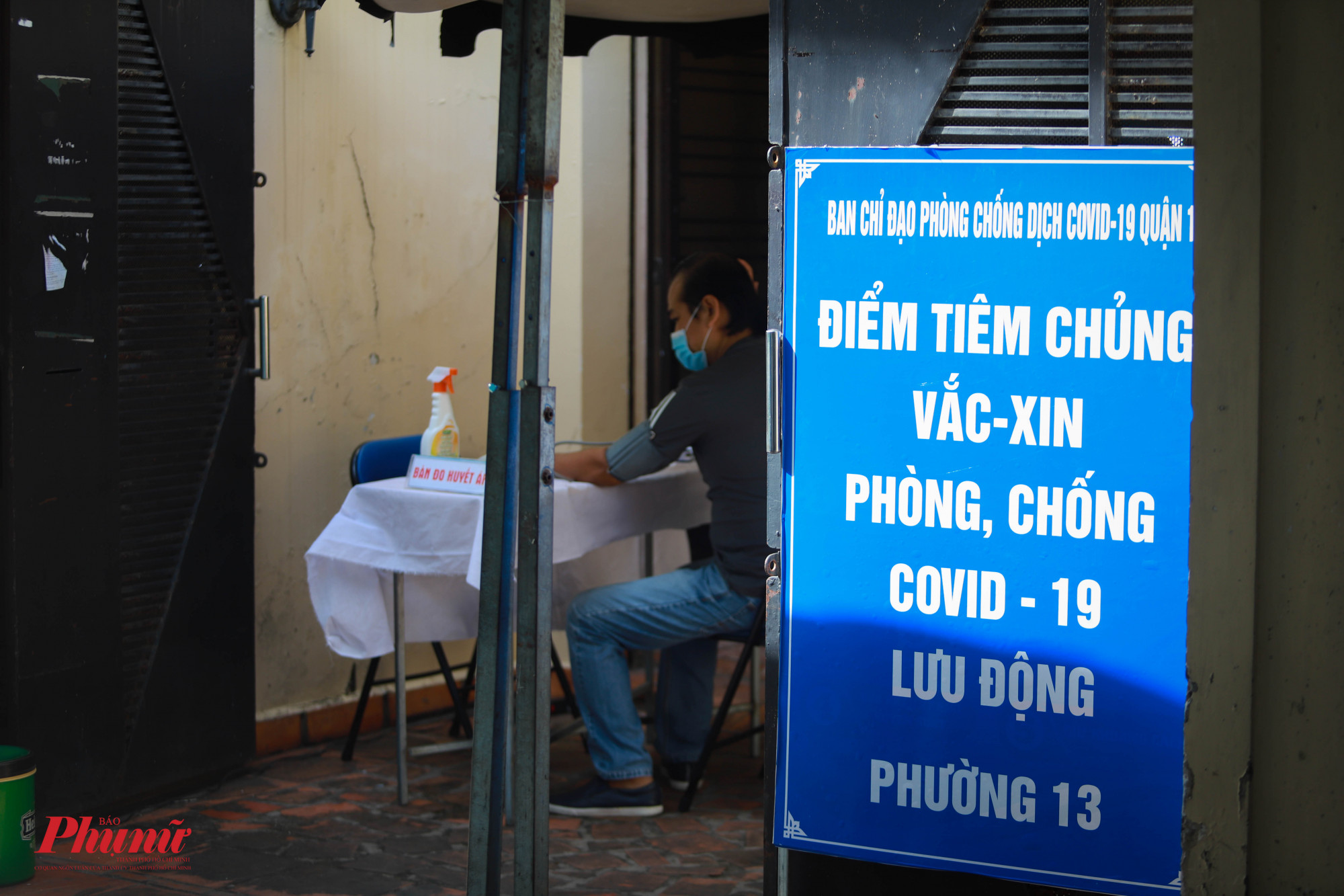 Điểm ti&ecirc;m vắc xin lưu động tại v&ugrave;ng xanh thuộc phường 13 quận 11 đ&atilde; hoạt động được 3 ng&agrave;y v&agrave; chưa c&oacute; những trường hợp n&agrave;o bất thường