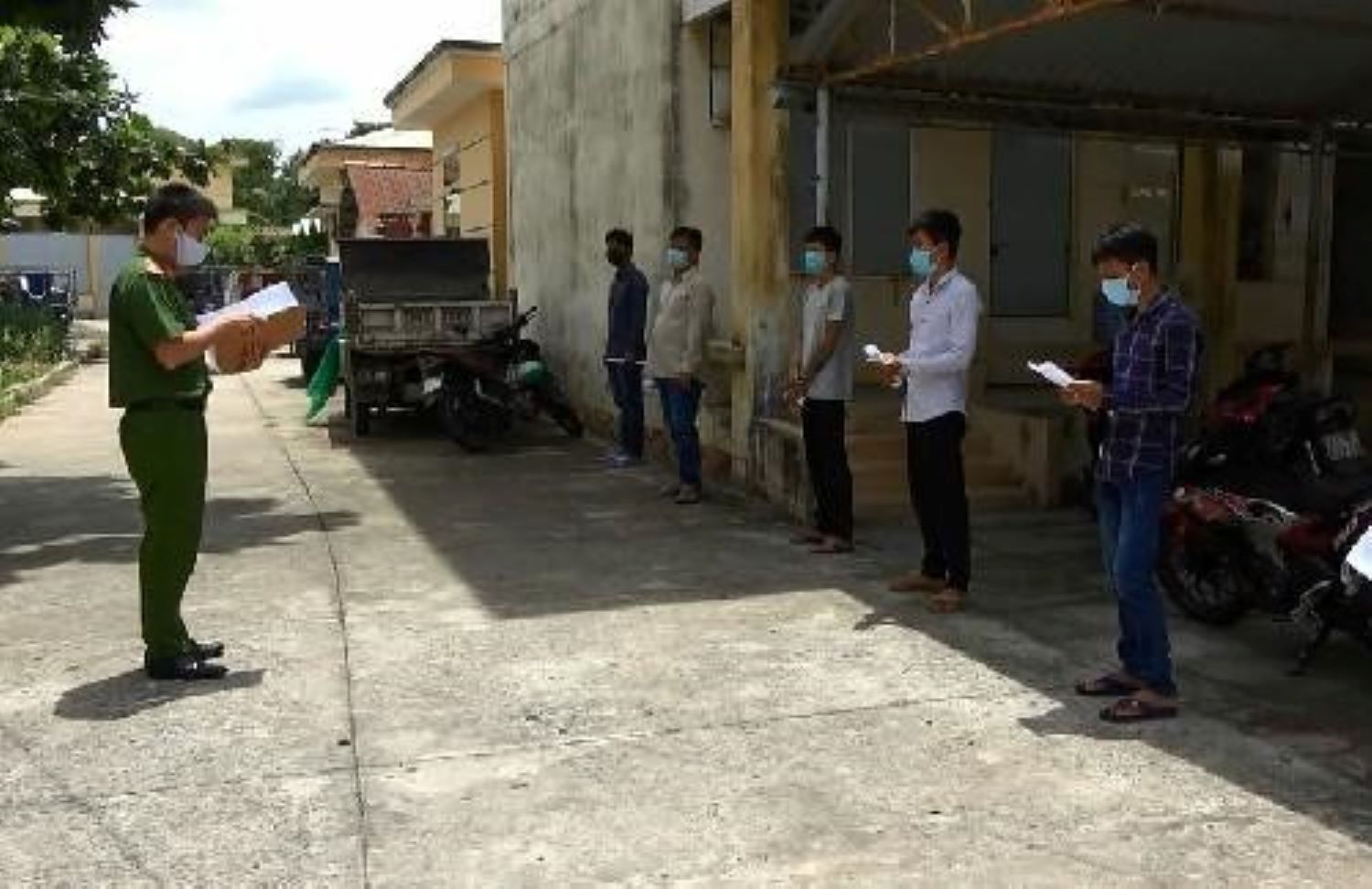 Triển khai Quyết định xử phạt đối với 06 đối tượng tụ tập uống rượu bia trong m&ugrave;a dịch COVID-19 - (Ảnh: cơ quan c&ocirc;ng an cung cấp)