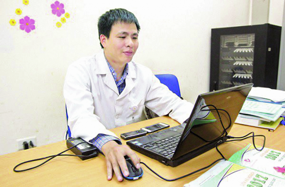Tranh thủ v&agrave;i ph&uacute;t nghỉ ngơi &iacute;t ỏi,  b&aacute;c sĩ Nguyễn Khắc Huy tư vấn sức khỏe  trực tuyến cho người bệnh