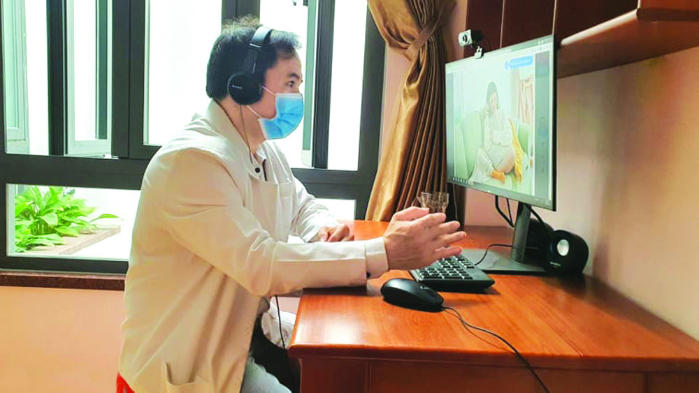 B&aacute;c sĩ chuy&ecirc;n khoa II Hồ Cao Cường - Khoa Sản, Bệnh viện H&ugrave;ng Vương (TP.HCM) - tư vấn cho sản phụ đang theo d&otilde;i sức khỏe tại nh&agrave;