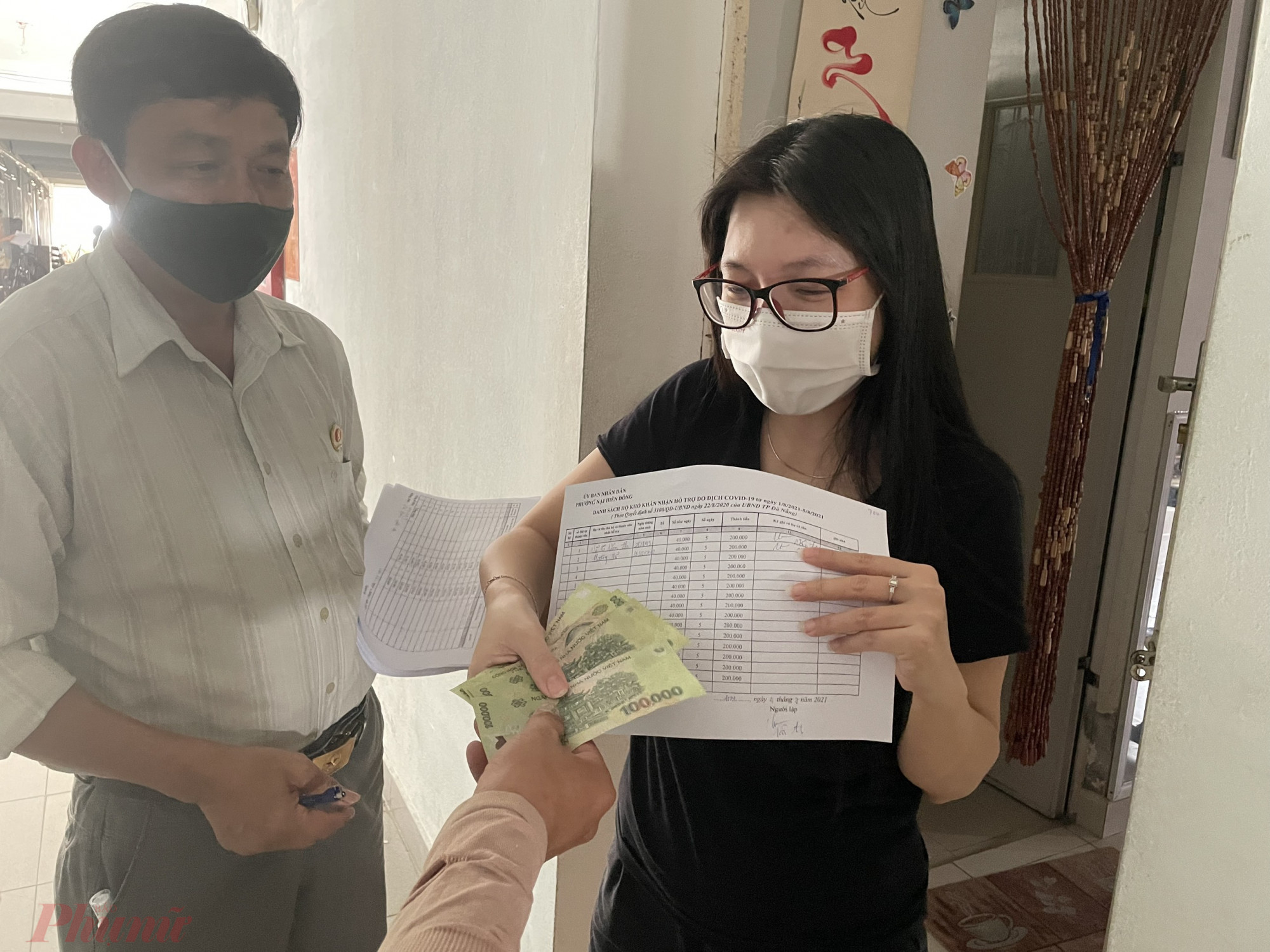 Người d&acirc;n phường Nại Hi&ecirc;n Đ&ocirc;ng x&uacute;c động nhận tiền hỗ trợ của th&agrave;nh phố