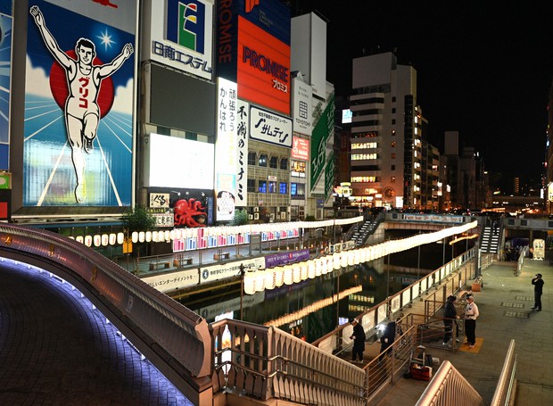 Khu vực xảy ra vụ việc l&agrave; một trung t&acirc;m thu h&uacute;t du kh&aacute;ch tại Osaka. Nguy&ecirc;n nh&acirc;n ban đầu theo c&aacute;c nh&acirc;n chứng c&oacute; thể l&agrave; m&acirc;u thuẫn c&aacute; nh&acirc;n v&igrave; nạn nh&acirc;n v&agrave; hung thủ đ&atilde; c&ugrave;ng uống rượu trước đ&oacute;