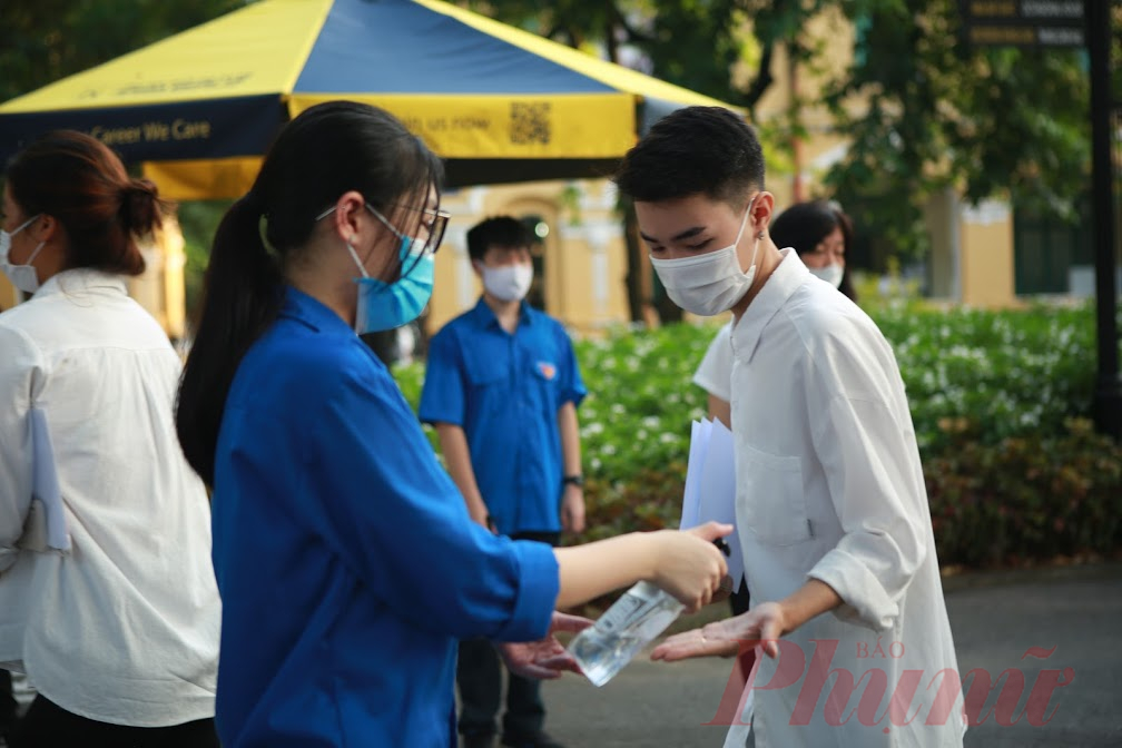 Th&iacute; sinh l&agrave;m thủ tục dự thi tốt nghiệp THPT đợt 2 (ảnh: Đại Minh)