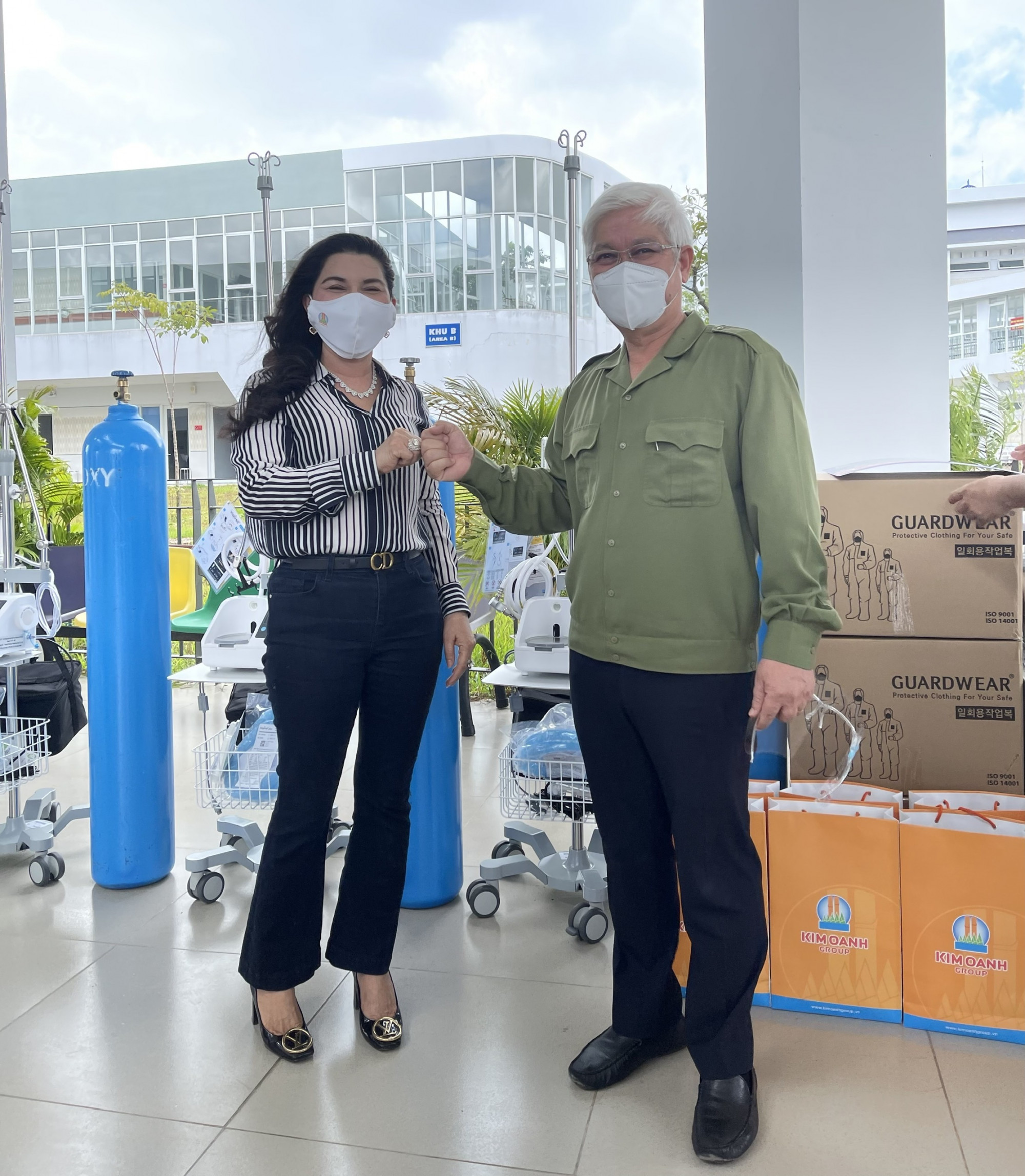 B&iacute; thư Tỉnh ủy B&igrave;nh Dương Nguyễn Văn Lợi khen ngợi tinh thần chung tay ph&ograve;ng chống dịch của Tập đo&agrave;n địa ốc Kim Oanh trong việc ủng hộ c&aacute;c thiết bị, vật tư y tế hỗ trợ việc chăm s&oacute;c v&agrave; điều trị bệnh nh&acirc;n COVID-19 - Ảnh: Kim Oanh Group