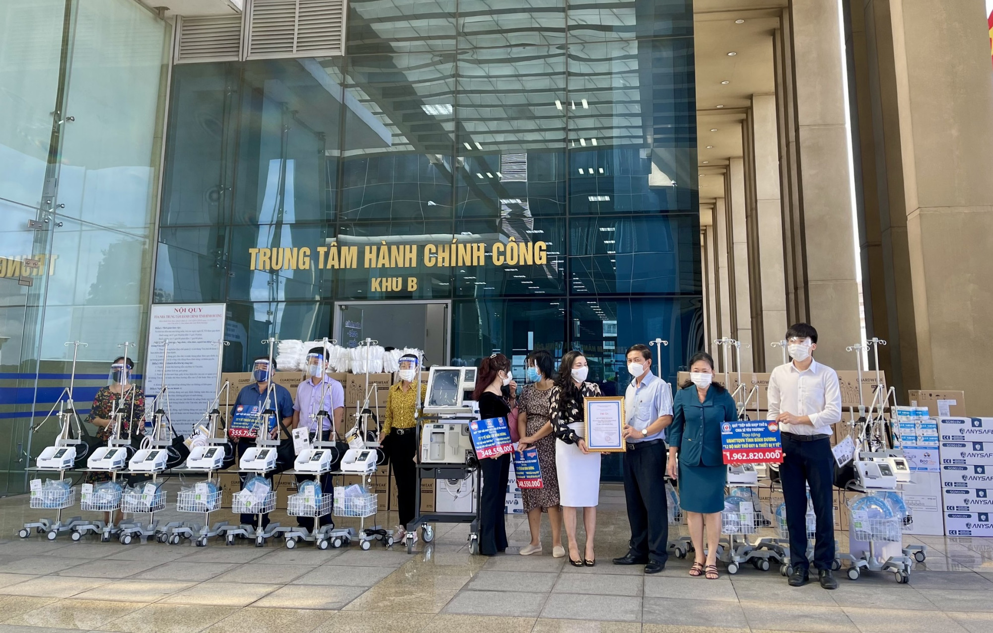 Quỹ từ thiện Kim Oanh đ&atilde; ủng hộ tỉnh B&igrave;nh Dưong 32 m&aacute;y trợ thở với nhiều vật tư y tế c&oacute; gi&aacute; trị - Ảnh: Kim Oanh Group