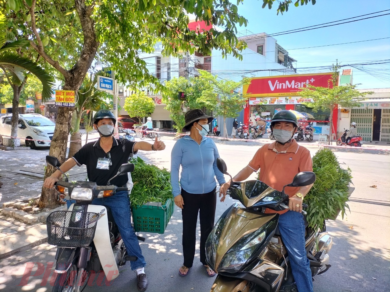 Người d&acirc;n trong v&ugrave;ng phong tỏa ở quận Sơn Tr&agrave; được ph&aacute;t tiền v&agrave; hỗ trợ mua nhu yếu phẩm
