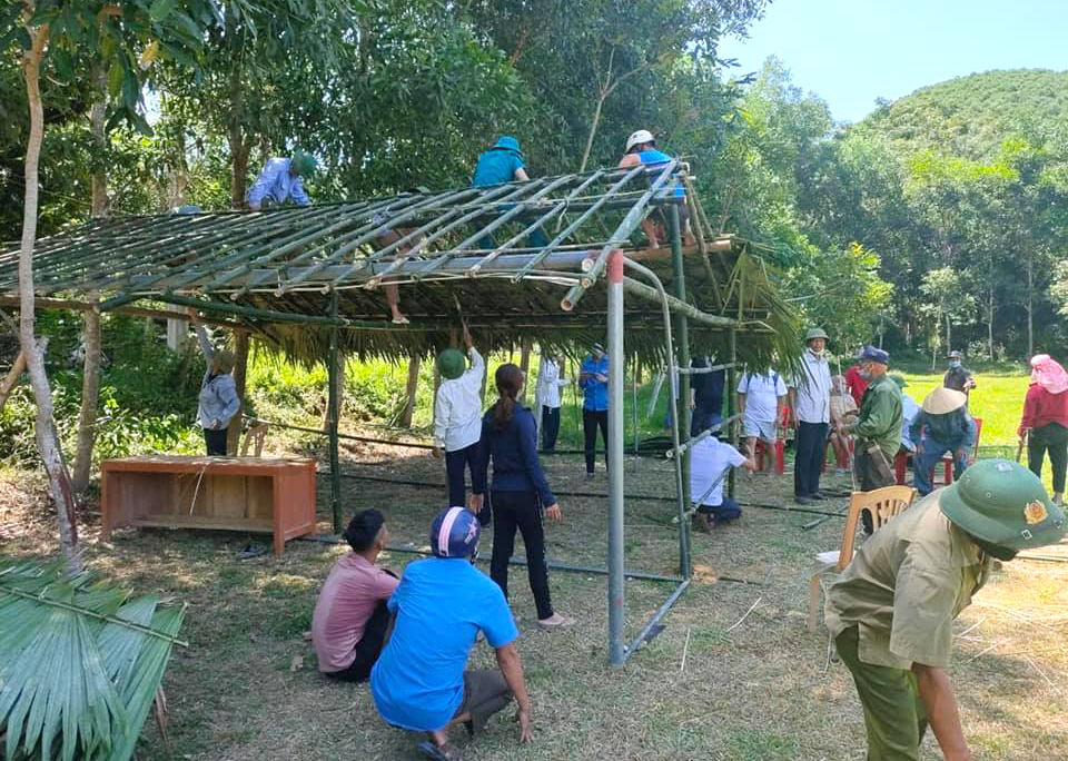 Người d&acirc;n c&ugrave;ng nhau chặt tre, l&aacute; cọ dựng l&aacute;n d&atilde; chiến để l&agrave;m nơi c&aacute;ch ly