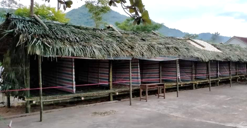 Những d&atilde;y ph&ograve;ng c&aacute;ch ly bằng tre, nứa được gấp r&uacute;t ho&agrave;n th&agrave;nh để đ&oacute;n người d&acirc;n trở về qu&ecirc; tr&aacute;nh dịch