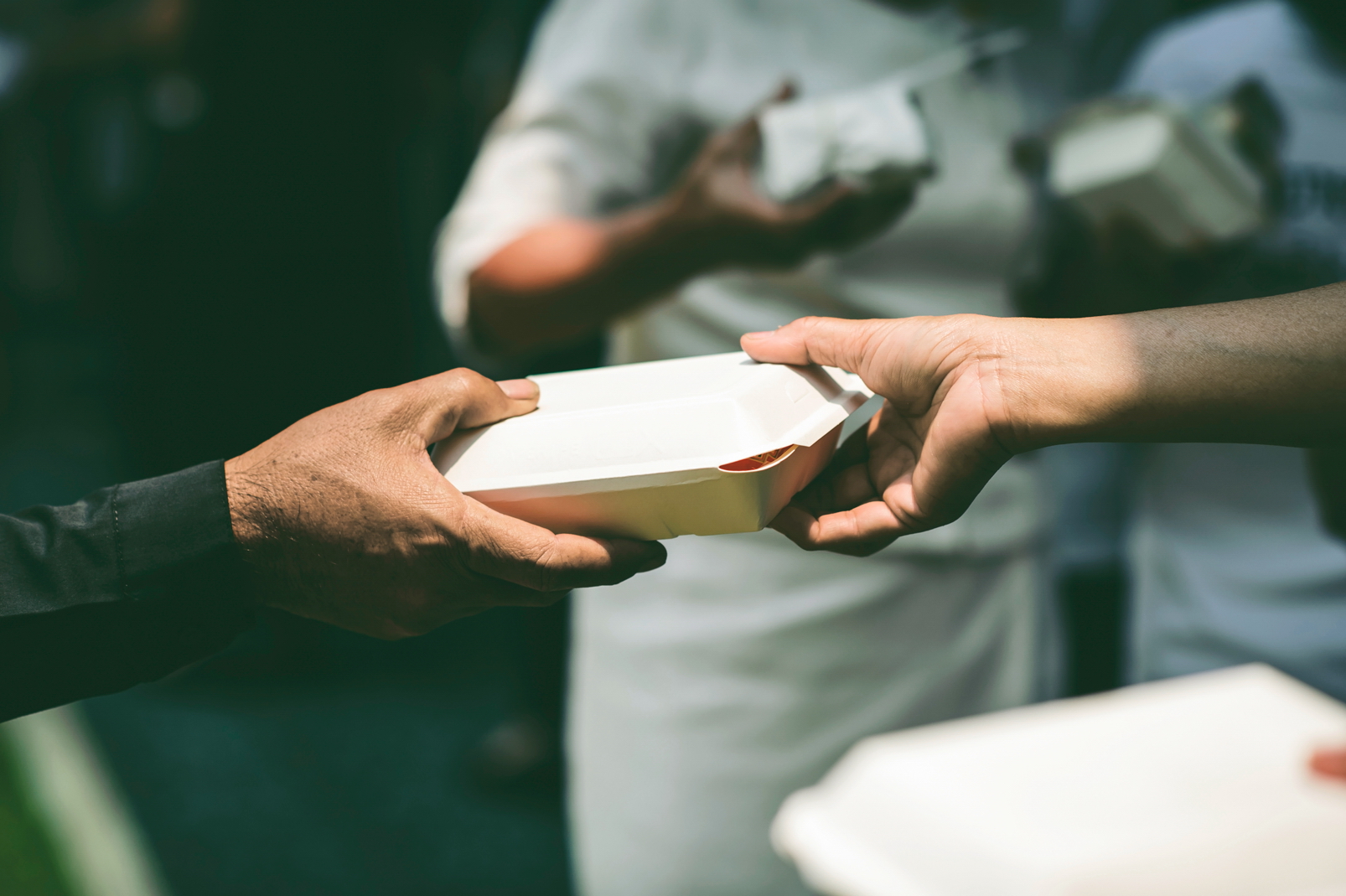 M&ugrave;a dịch căng thẳng, anh chị vẫn ngồi y&ecirc;n trong nh&agrave; v&agrave; chỉ ra cửa l&uacute;c thật cần thiết. Giữ cho m&igrave;nh cũng l&agrave; giữ cho người. V&agrave; những việc chị l&agrave;m, thật may c&oacute; anh ủng hộ, chung tay.