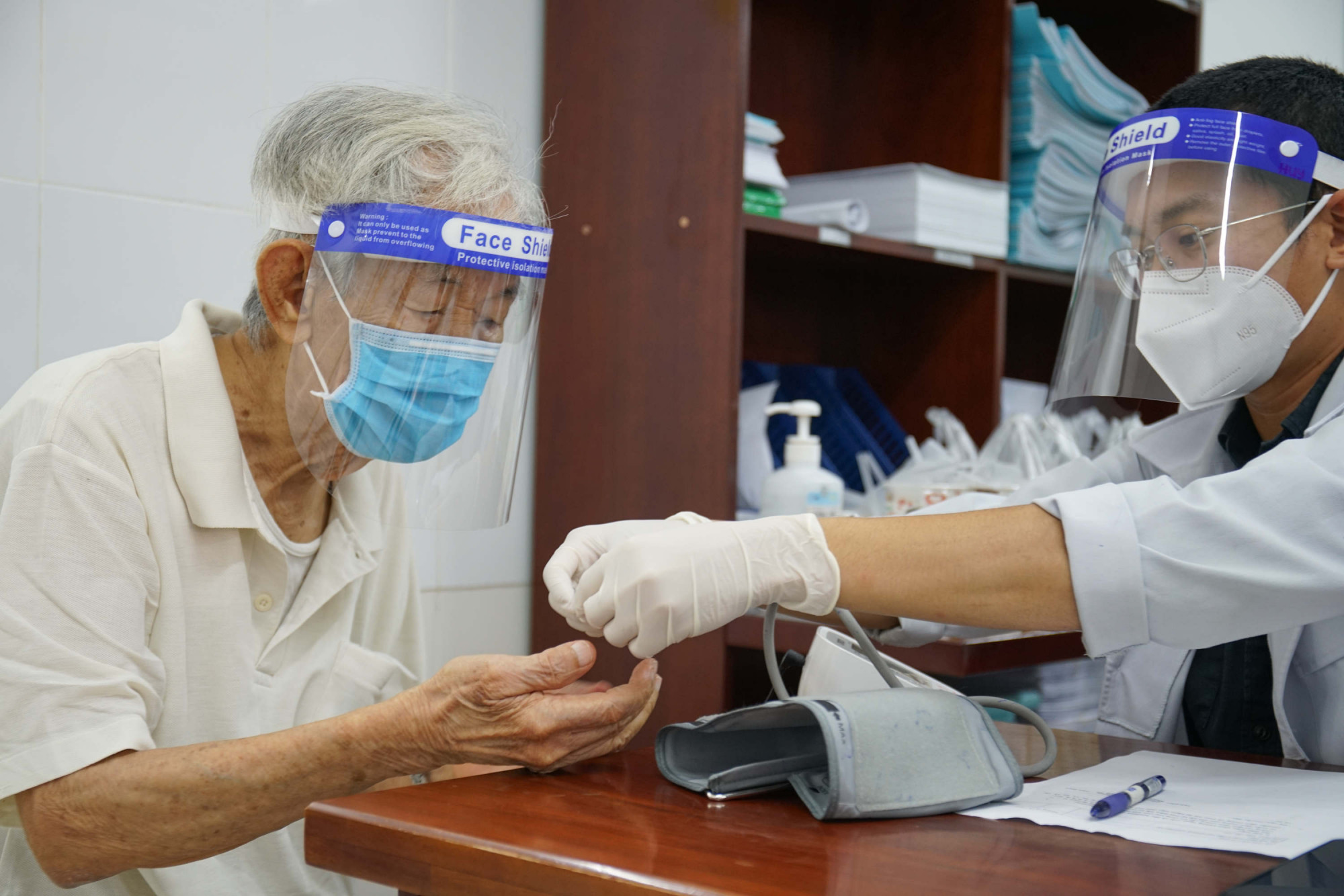 C&oacute; bậc sinh th&agrave;nh v&igrave; &ldquo;hồi hộp&rdquo;, huyết &aacute;p tăng cao&hellip; lu&ocirc;n nhận được sự chăm s&oacute;c chu đ&aacute;o của đội ngũ y b&aacute;c sĩ.