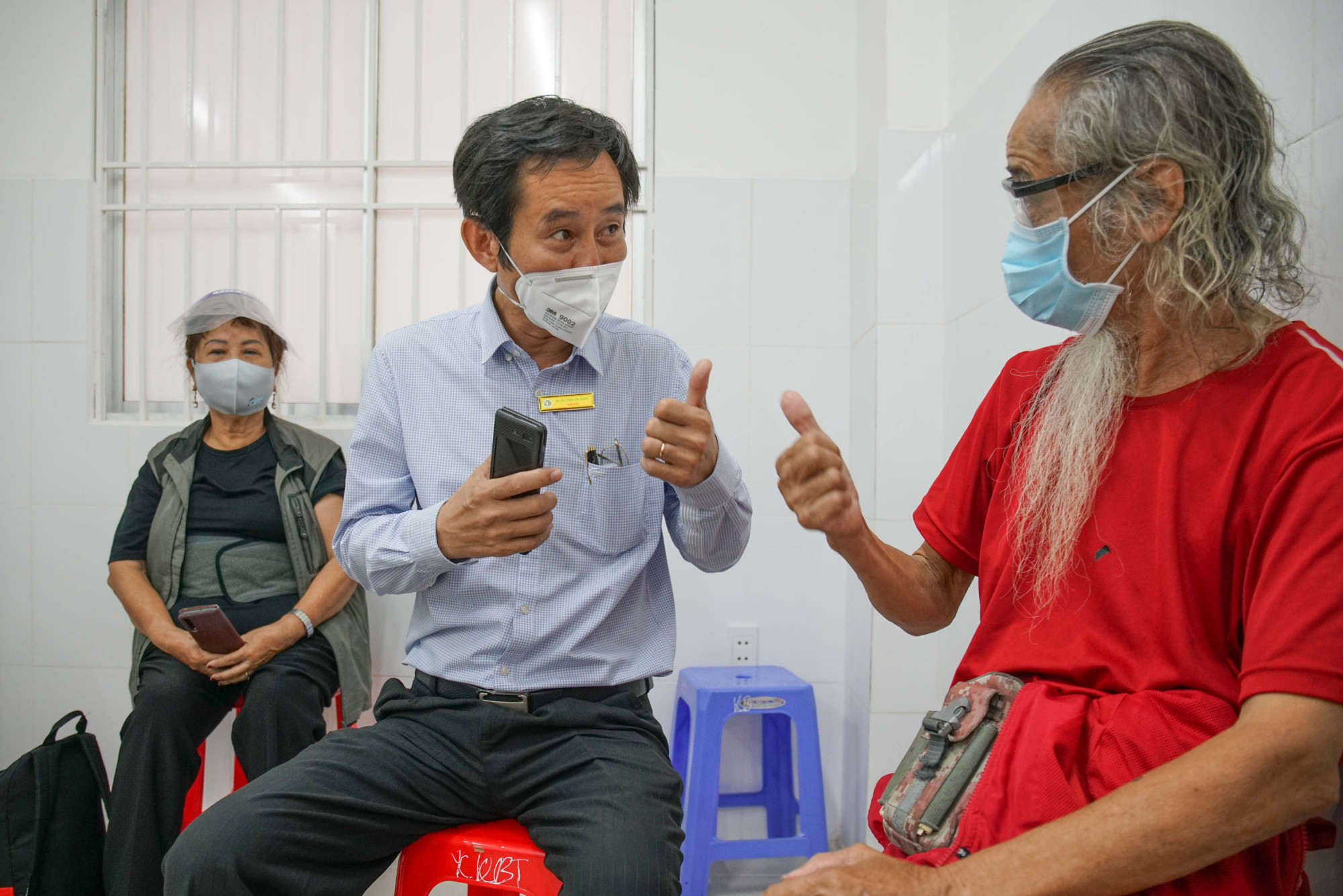 BS-CK2 Trần Văn Khanh, Gi&aacute;m đốc Bệnh viện L&ecirc; Văn Thịnh (TP Thủ Đức), &acirc;n cần thăm hỏi cụ b&aacute;c L&ecirc; Thăng (82 tuổi) sau khi ti&ecirc;m.
