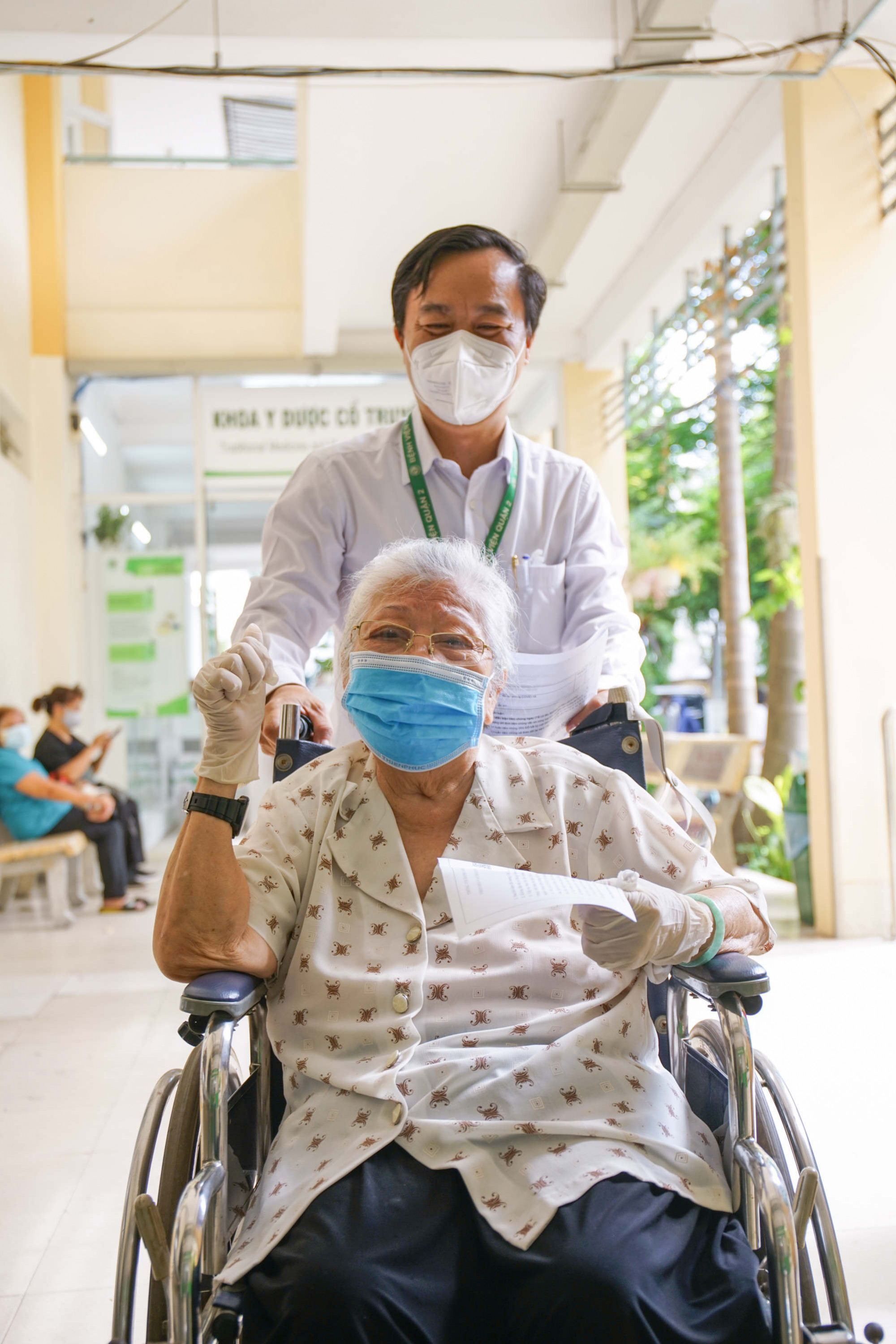 Cụ b&agrave; L&ecirc; Thị Duy&ecirc;n (76 tuổi) ra về trong niềm phấn chấn.