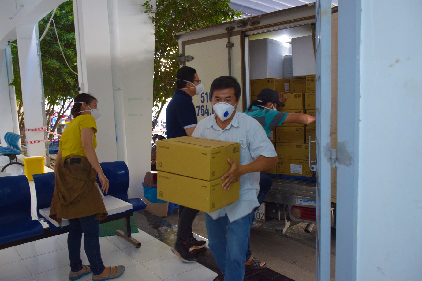 Nh&acirc;n vi&ecirc;n HCDC tiếp nhận vắc xin v&agrave; bảo quản tại kho lạnh