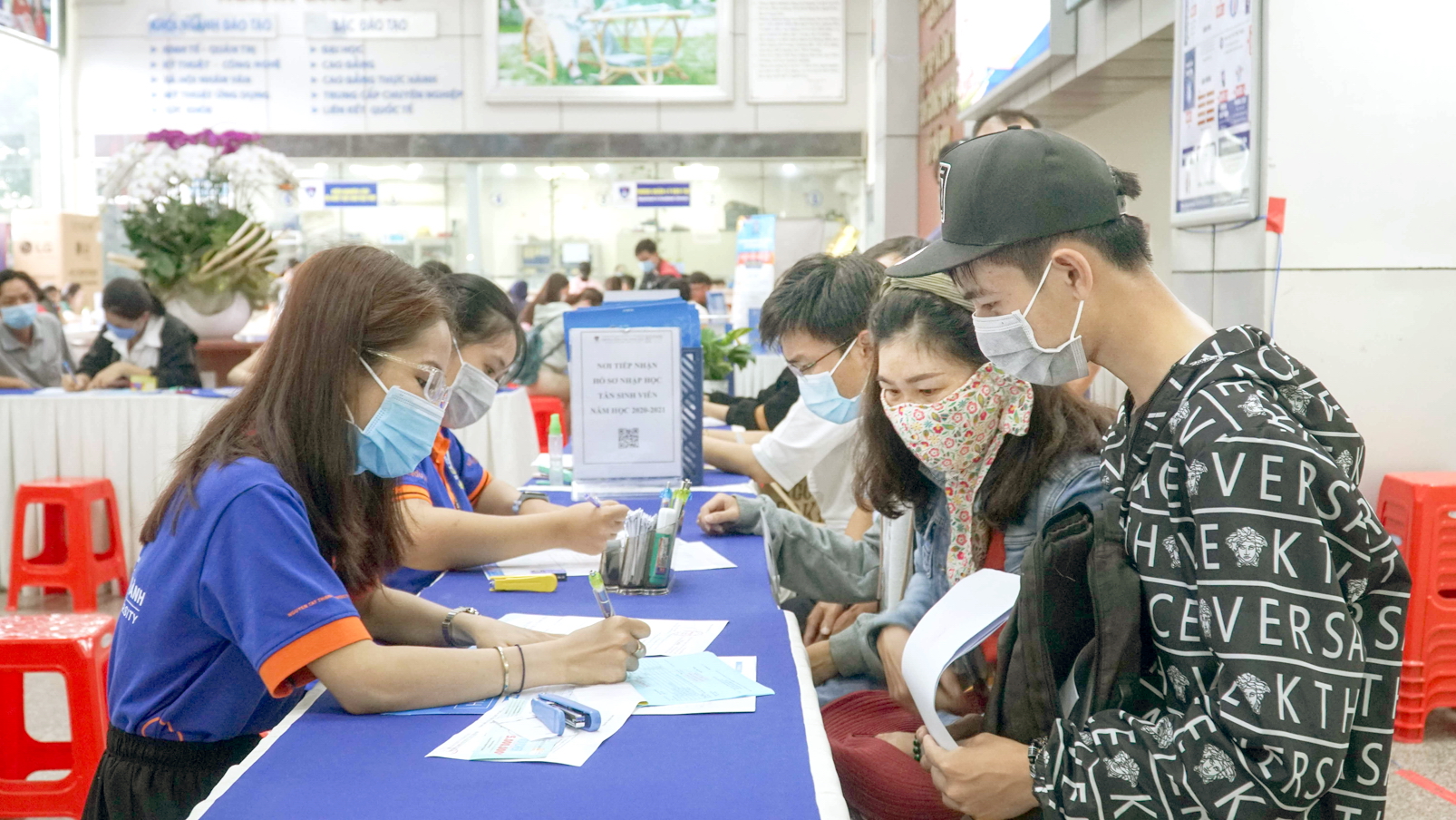 Th&iacute; sinh đăng k&yacute; x&eacute;t tuyển đại học 2021 (ảnh chụp trước thời điểm gi&atilde;n c&aacute;ch x&atilde; hội) - ẢNH: PH&Uacute;C TRẦN
