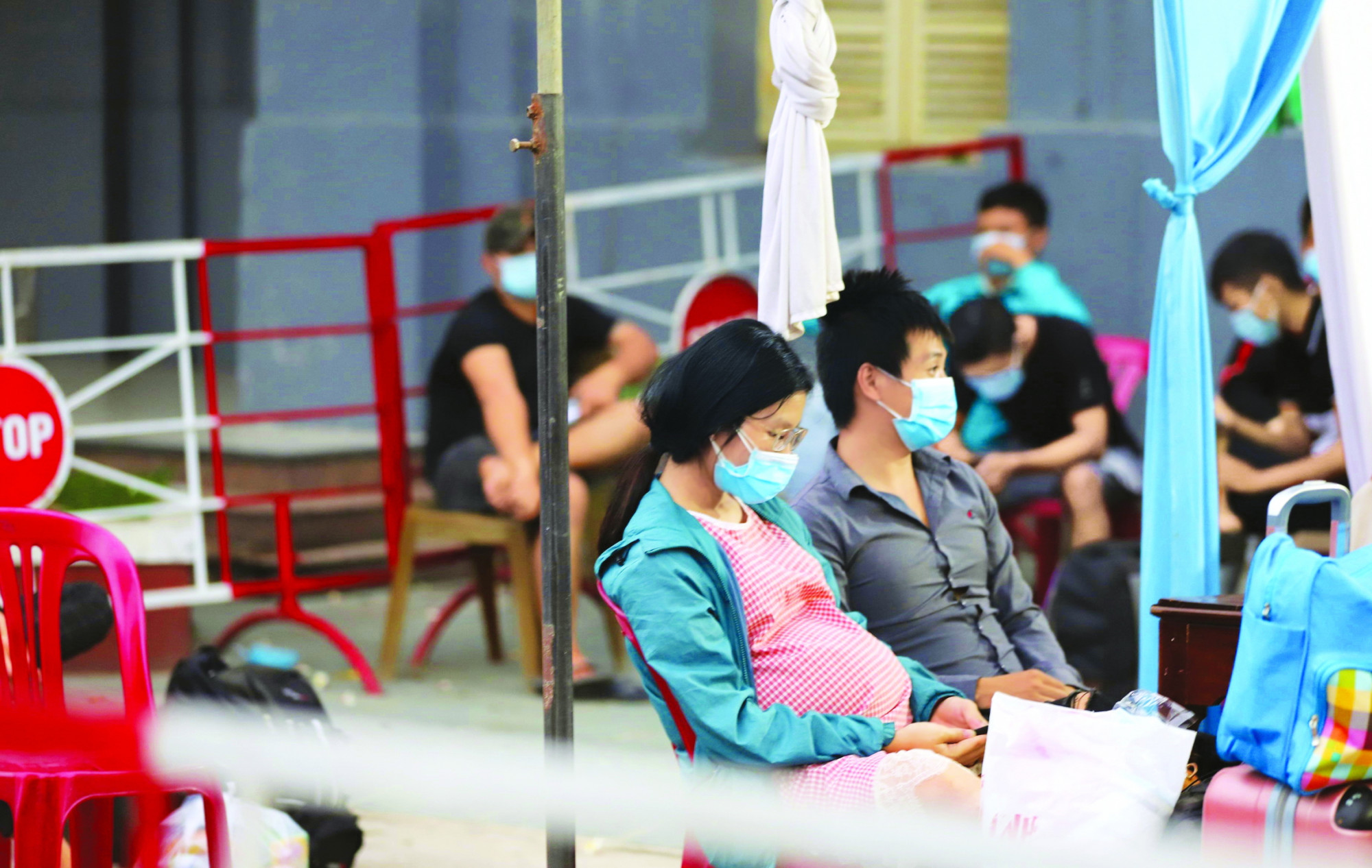 Cuộc sống kh&oacute; khăn do dịch COVID-19 n&ecirc;n nhiều người phải rời TP.HCM về qu&ecirc; tr&aacute;nh dịch.Trong ảnh: Người d&acirc;n đi t&agrave;u về ga Huế đang chờ l&agrave;m thủ tục đưa đi c&aacute;ch ly tập trung. Ảnh: Thuận H&oacute;a