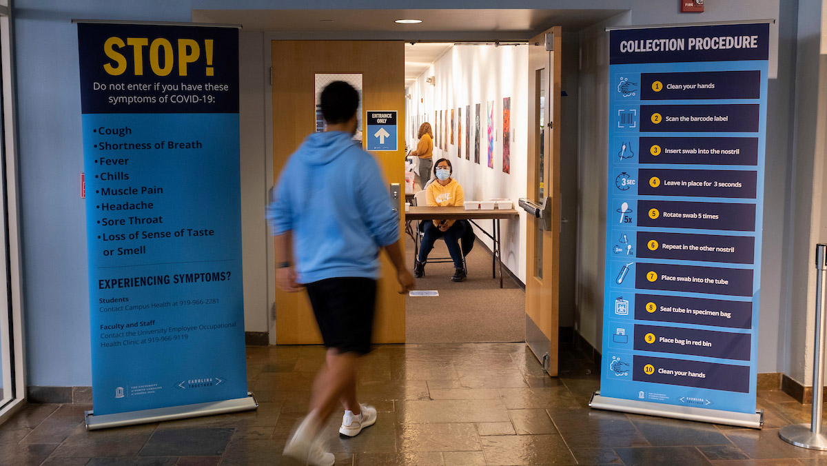 Trường đại học UNC-Chapel Hill cam kết sẽ kiểm so&aacute;t chặt chẽ việc sử dụng giấy x&aacute;c nhận ti&ecirc;m vắc xin COVID-19 để kịp thời ph&aacute;t hiện những giấy tờ giả - Ảnh: Jon Gardiner/UNC-Chapel Hill