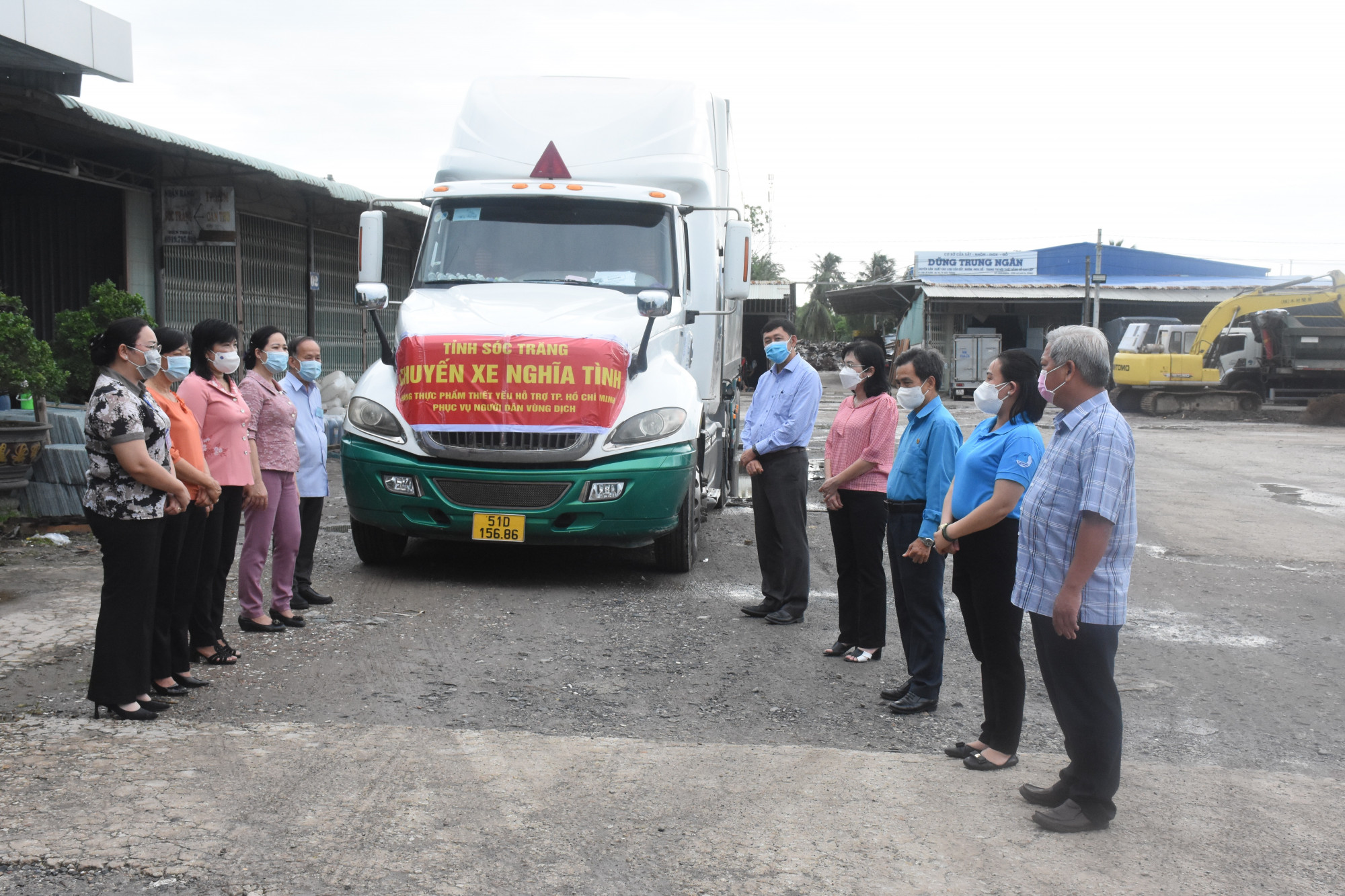 Một chuyến xe nghĩa t&igrave;nh trước giờ xuất ph&aacute;t đến TPHCM