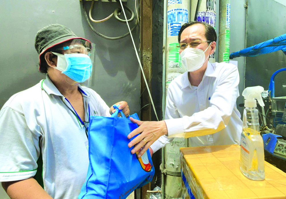 &Ocirc;ng L&ecirc; Thanh Li&ecirc;m - Trưởng ban Nội ch&iacute;nh Th&agrave;nh ủy TP.HCM - thăm v&agrave; hỗ trợ người d&acirc;n gặp kh&oacute; khăn ở Q.6 - Ảnh: Văn Minh