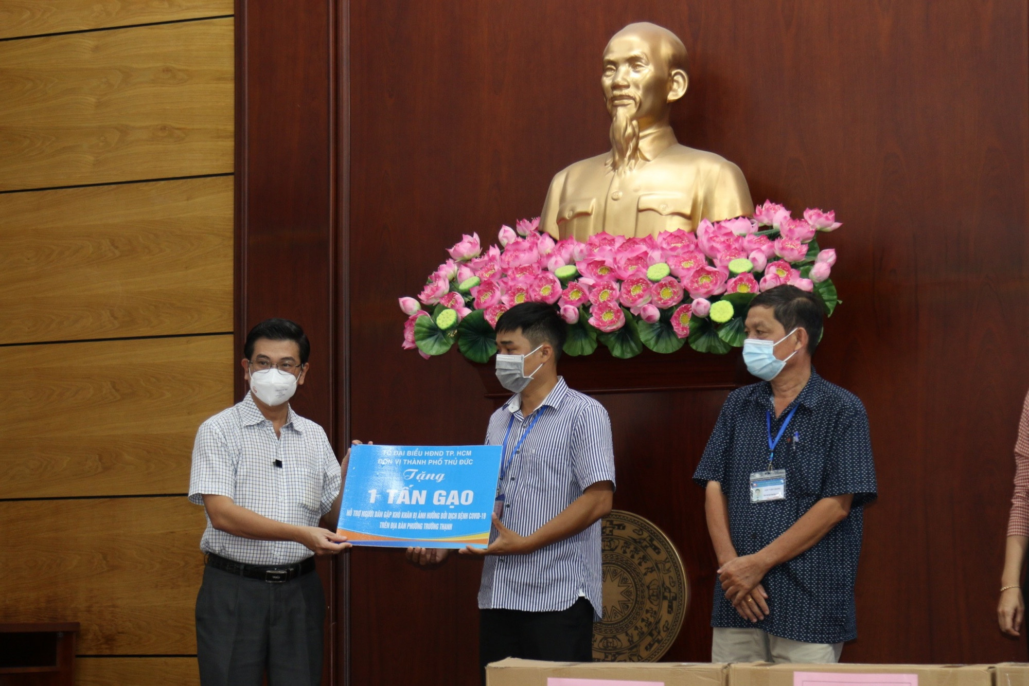 &Ocirc;ng Nguyễn Văn Dũng - Ph&oacute; chủ tịch HĐND TP.HCM đại diện đo&agrave;n tặng 